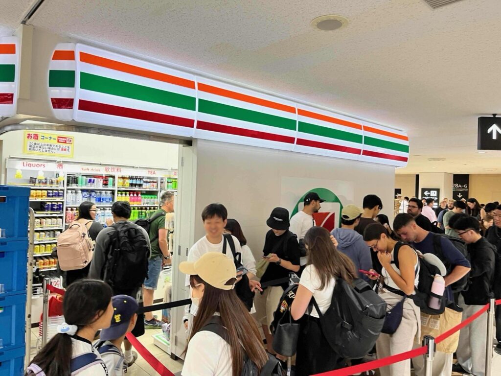 大行列ができた成田空港のセブンイレブン
