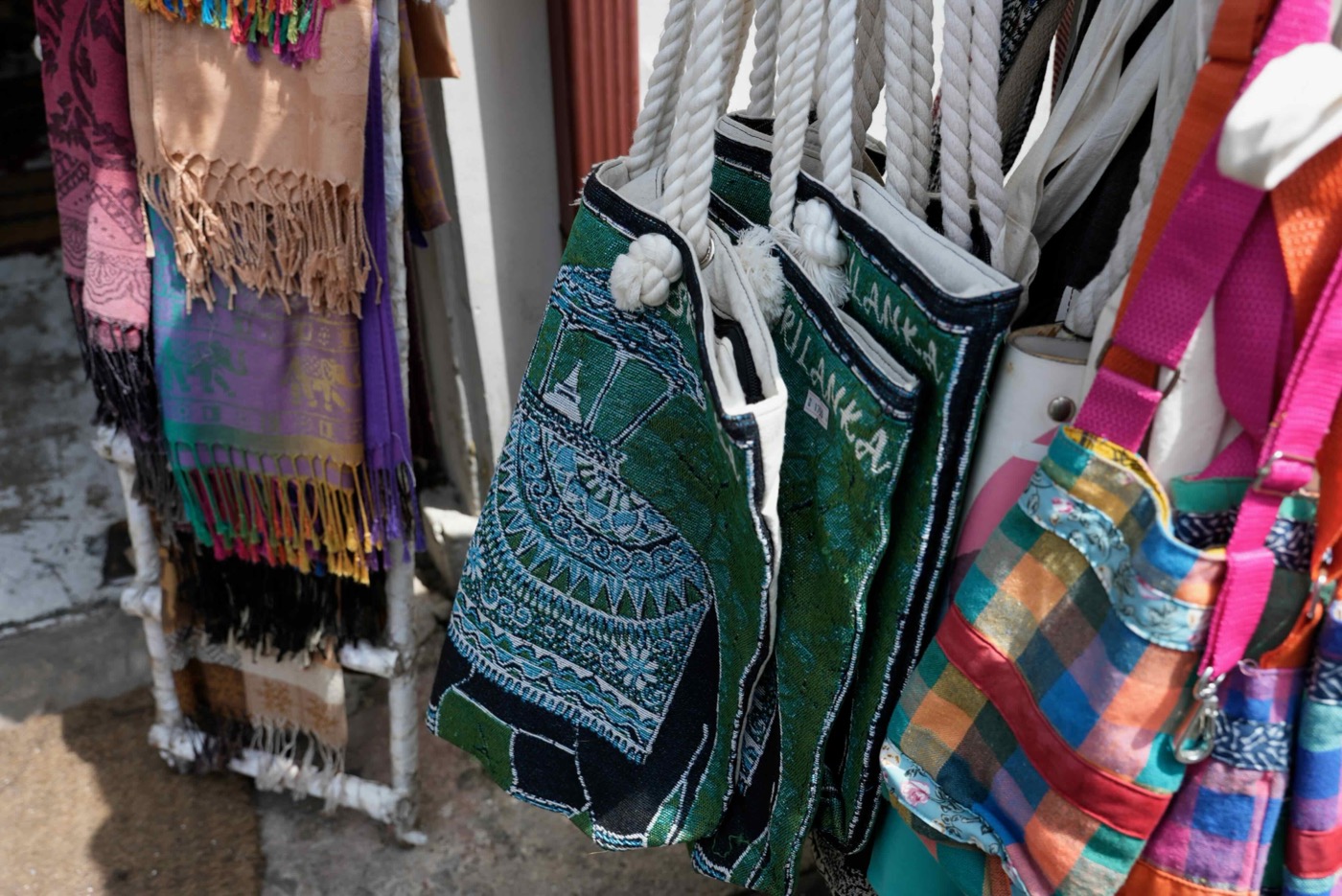 スリランカの刺繍バッグとスカーフ。「SRI LANKA」の文字入りバッグが可愛い