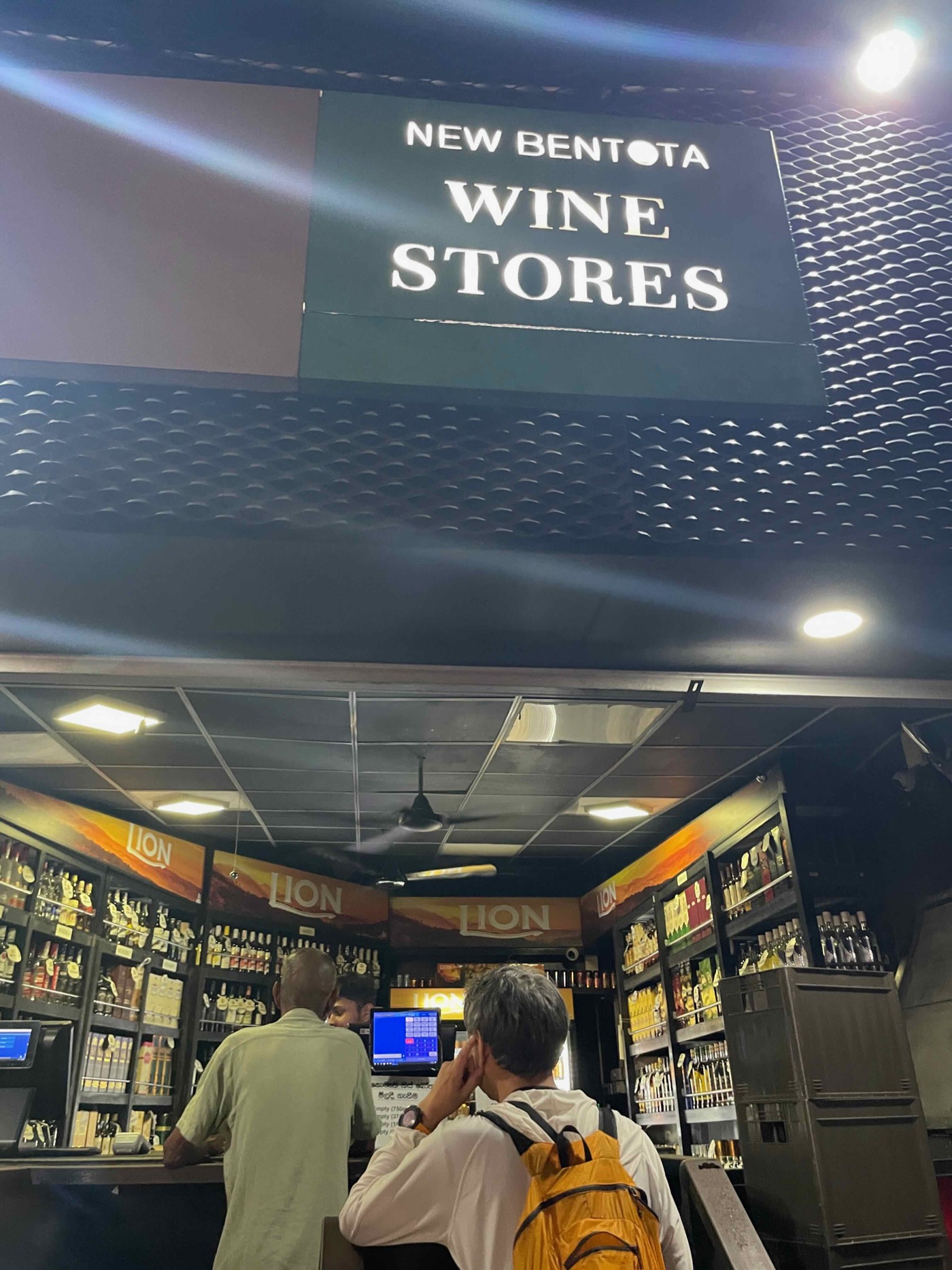 New Bentota Wine Storesの店内。LIONビールが並ぶ