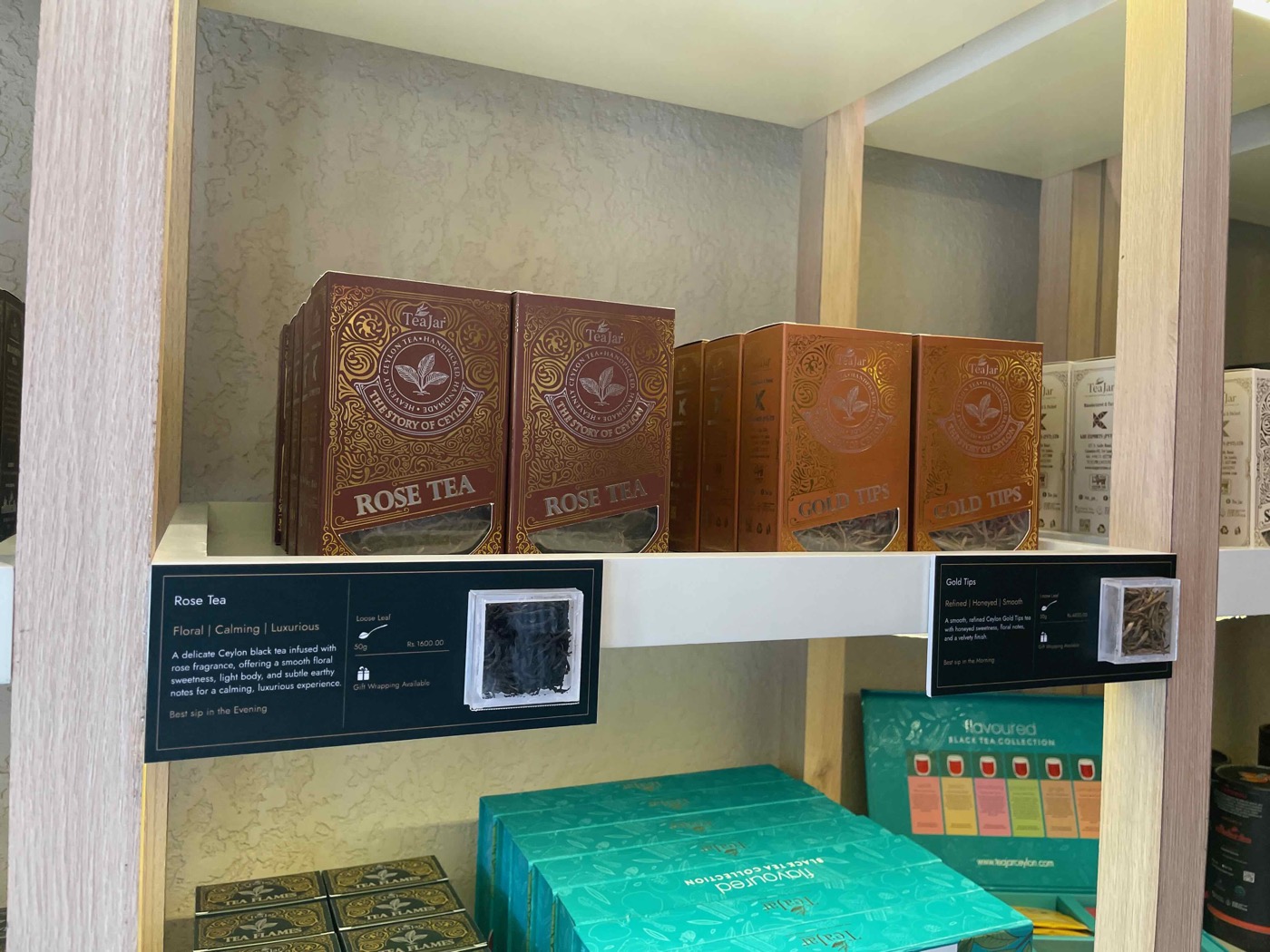 Tea Jarの棚。Rose TeaとGold Tipsが並ぶ。パッケージもおしゃれ