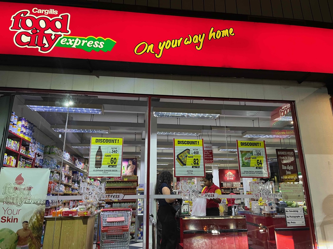 「Cargills Food City Express──On your way home」。スリランカのコンビニ!