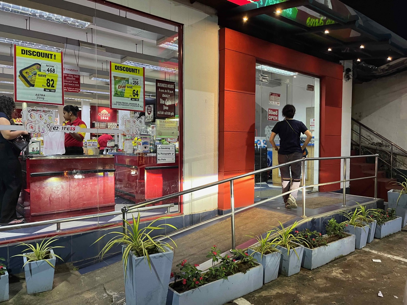 Cargills Food City Expressの外観。地元のお客さんで賑わっていた