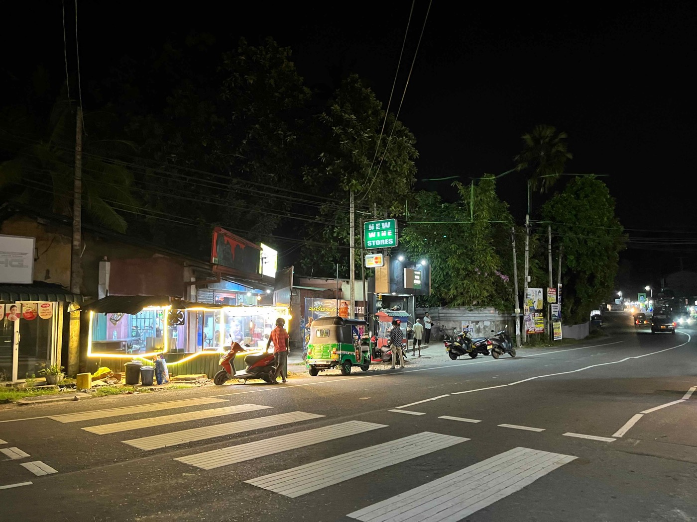 New Bentota Wine Storesの外観。夜でも人が絶えない