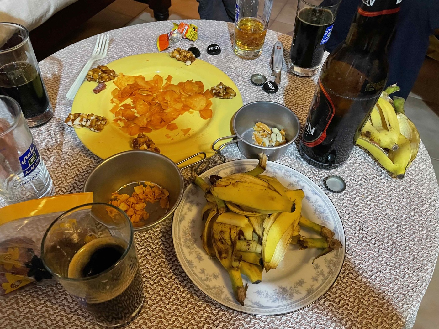 宿でのまったり時間。LIONビール、バナナ、チップス……最高の締め