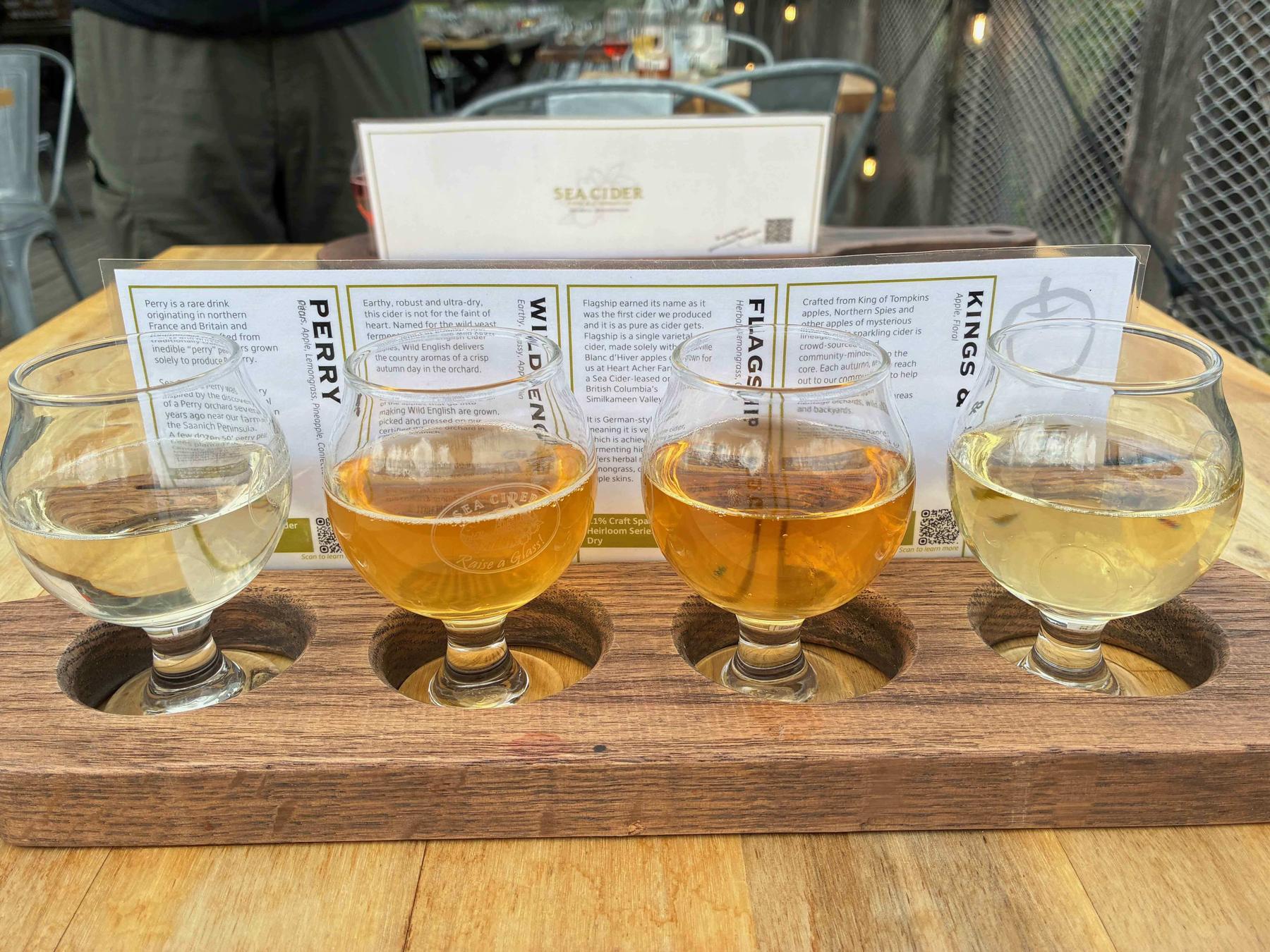 ずらりと並んだサイダーの飲み比べ（CIDER FLIGHTS）