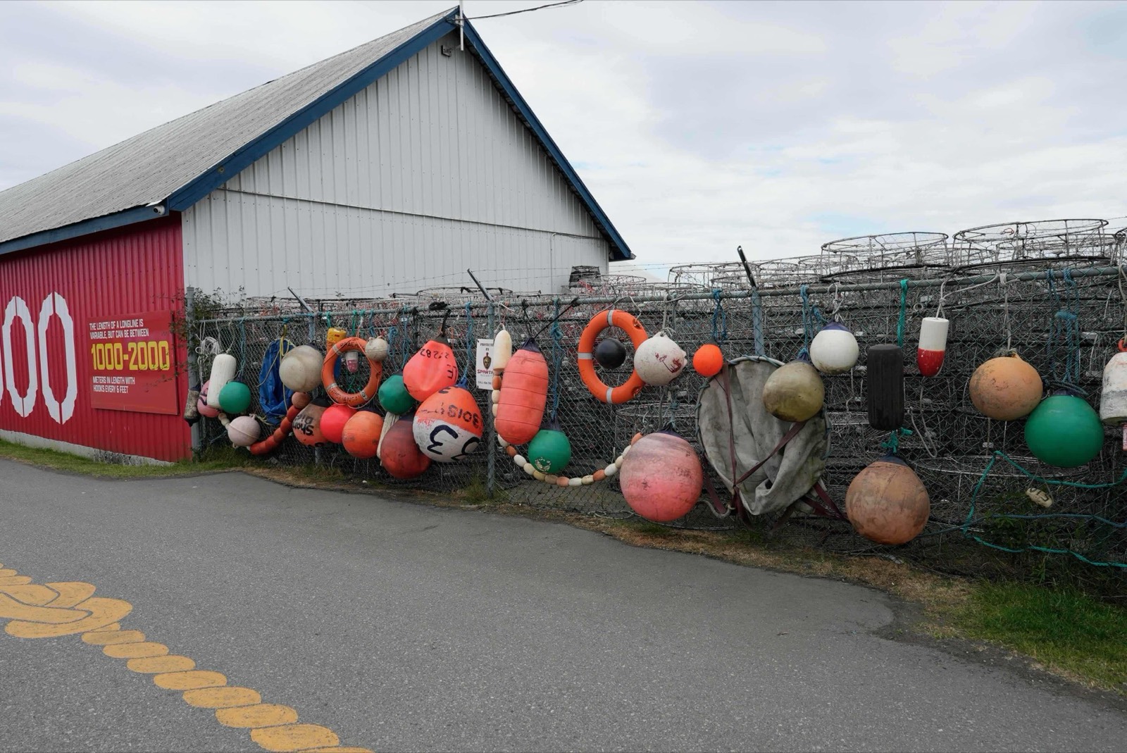 浮き玉で飾られた赤い缶詰工場の建物