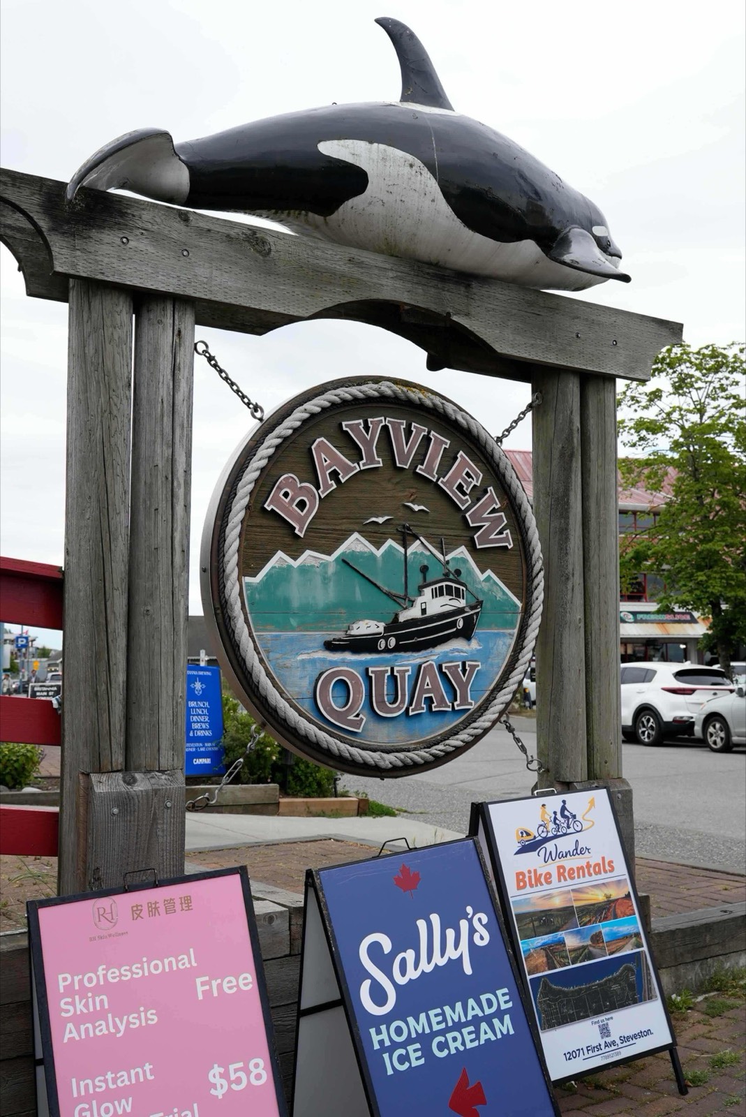 シャチのモニュメントとSteveston看板