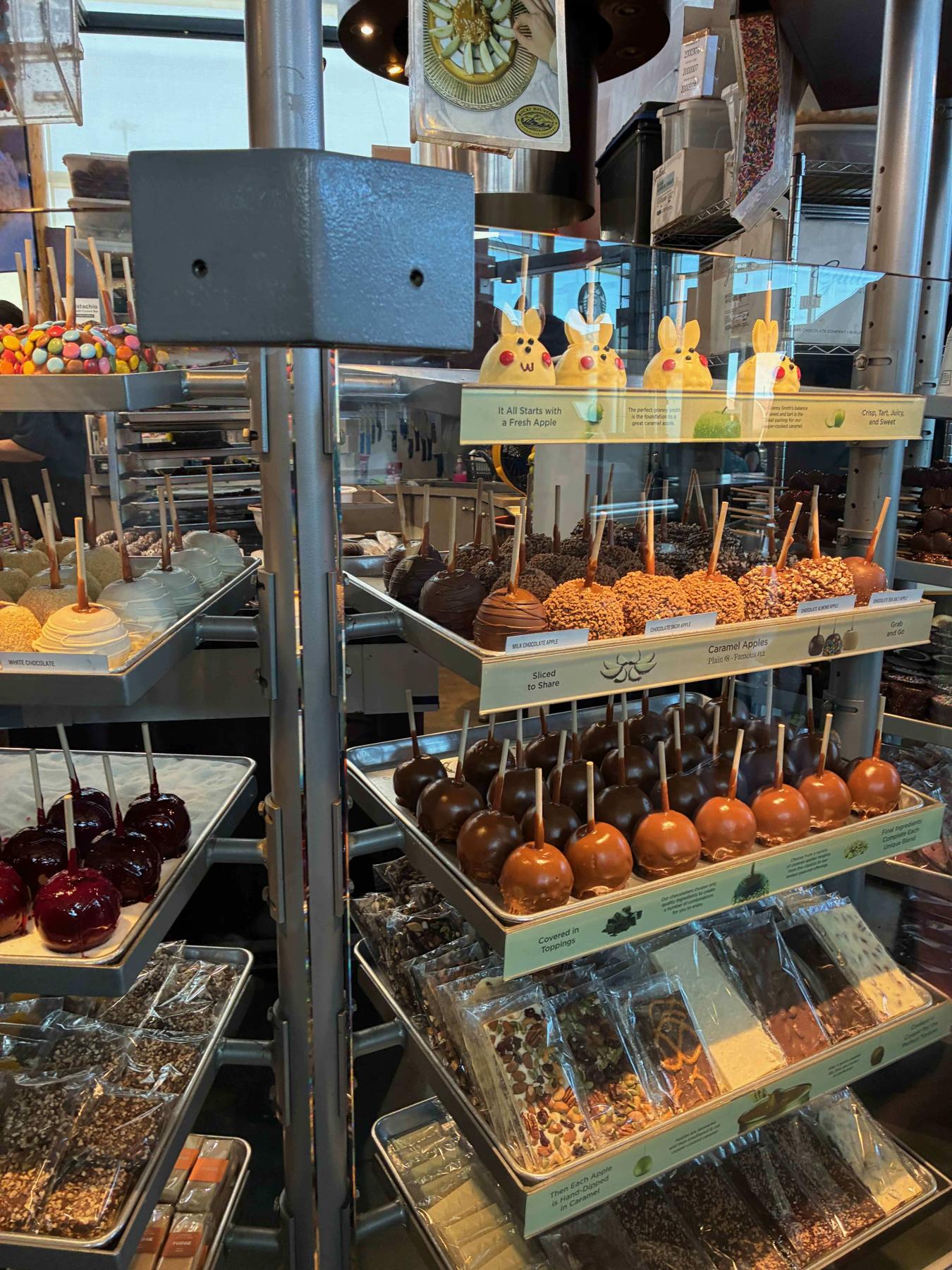カラフルなお菓子やドリンクのコーナー