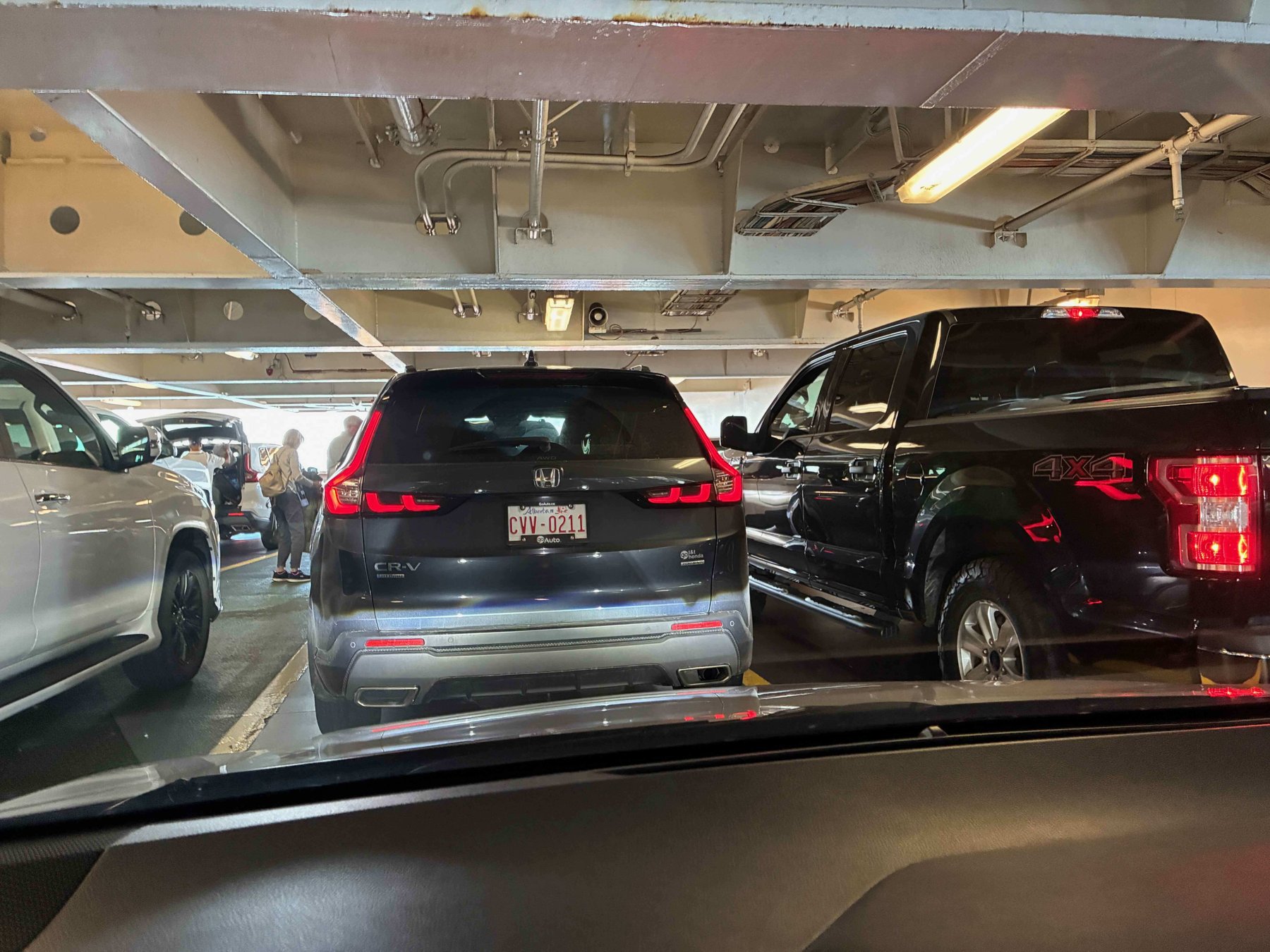 乗船を待つ車の列
