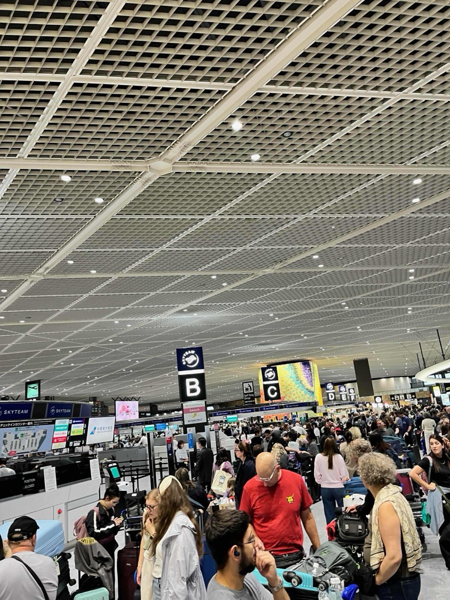 台風で大混雑する成田空港のホール