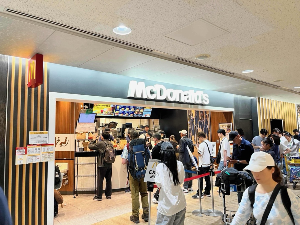 混雑する空港内の店舗