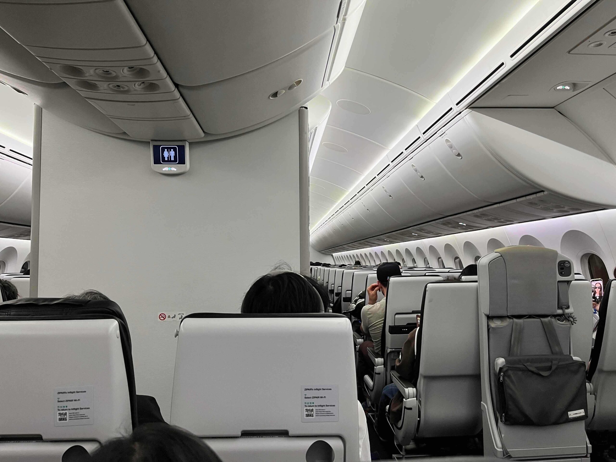 ZIPAIRの座席と機内の様子