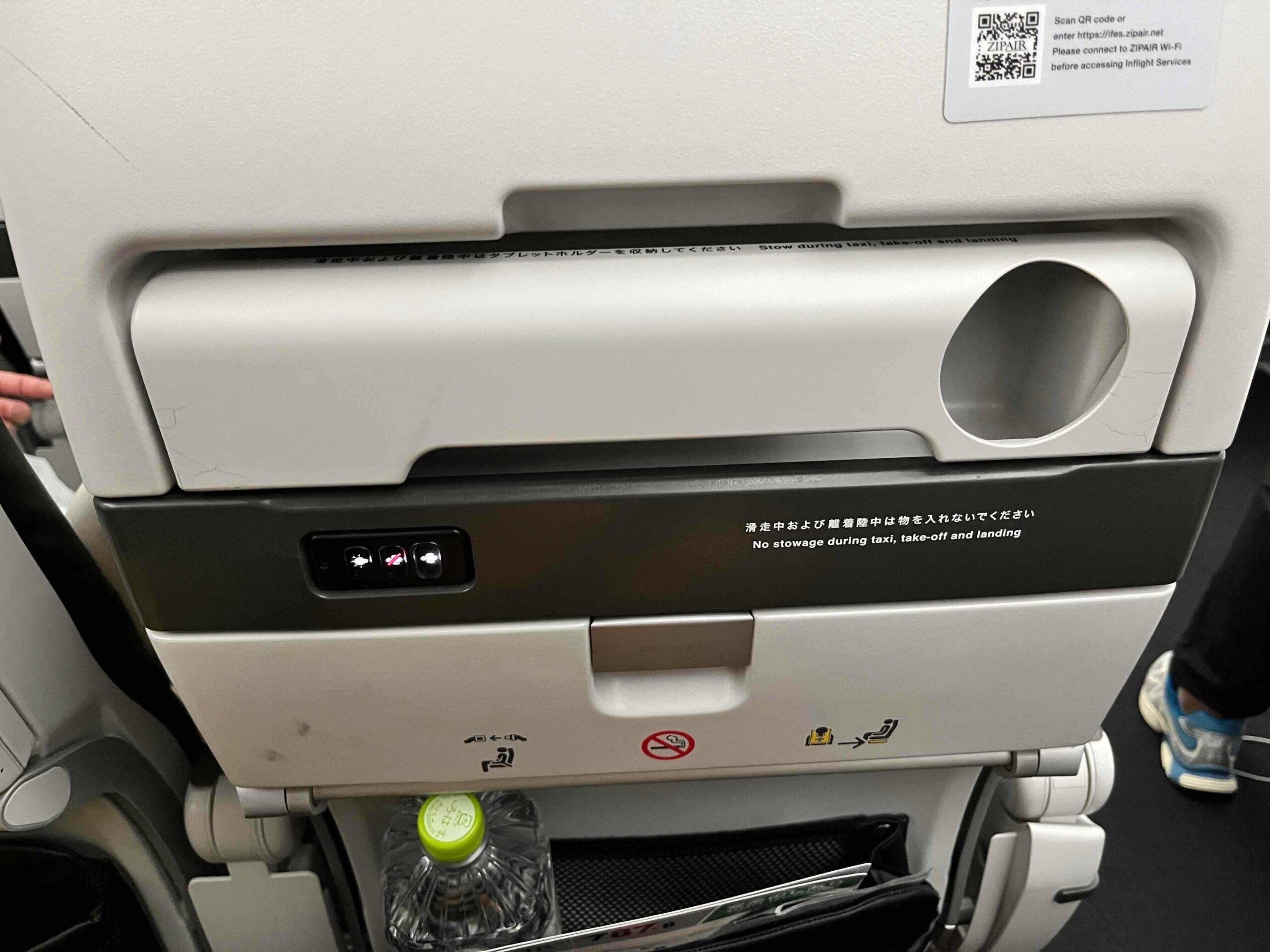 ZIPAIR機内の天井とキャビン