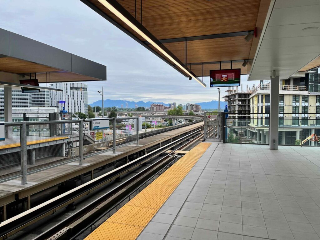 バンクーバーのスカイトレインの駅ホーム