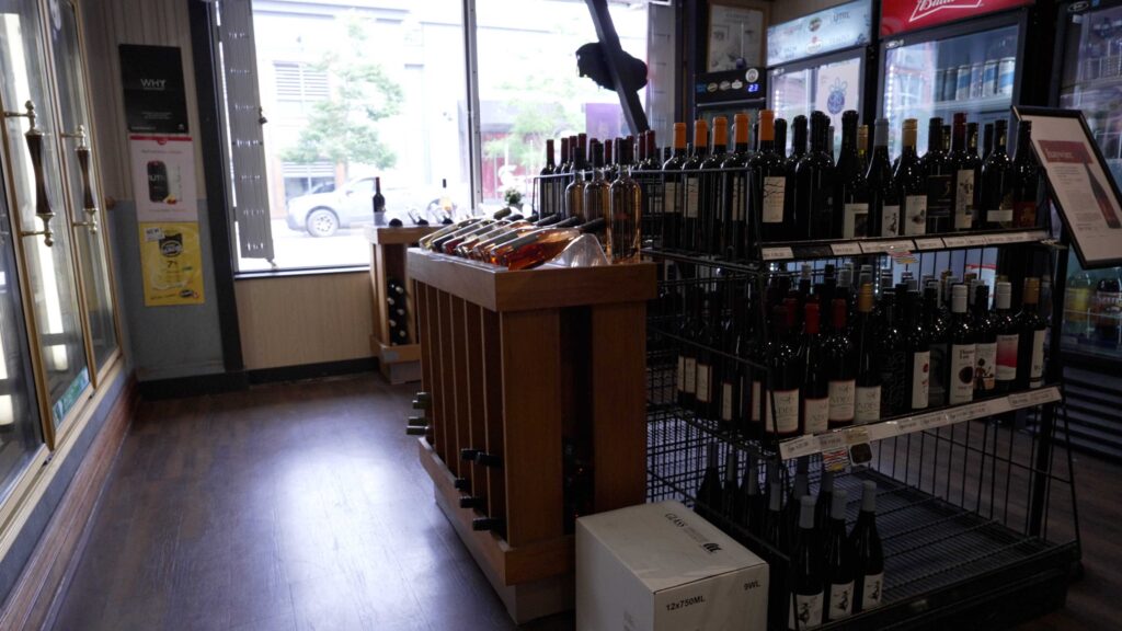 ワインが並ぶカナダのリカーショップの店内