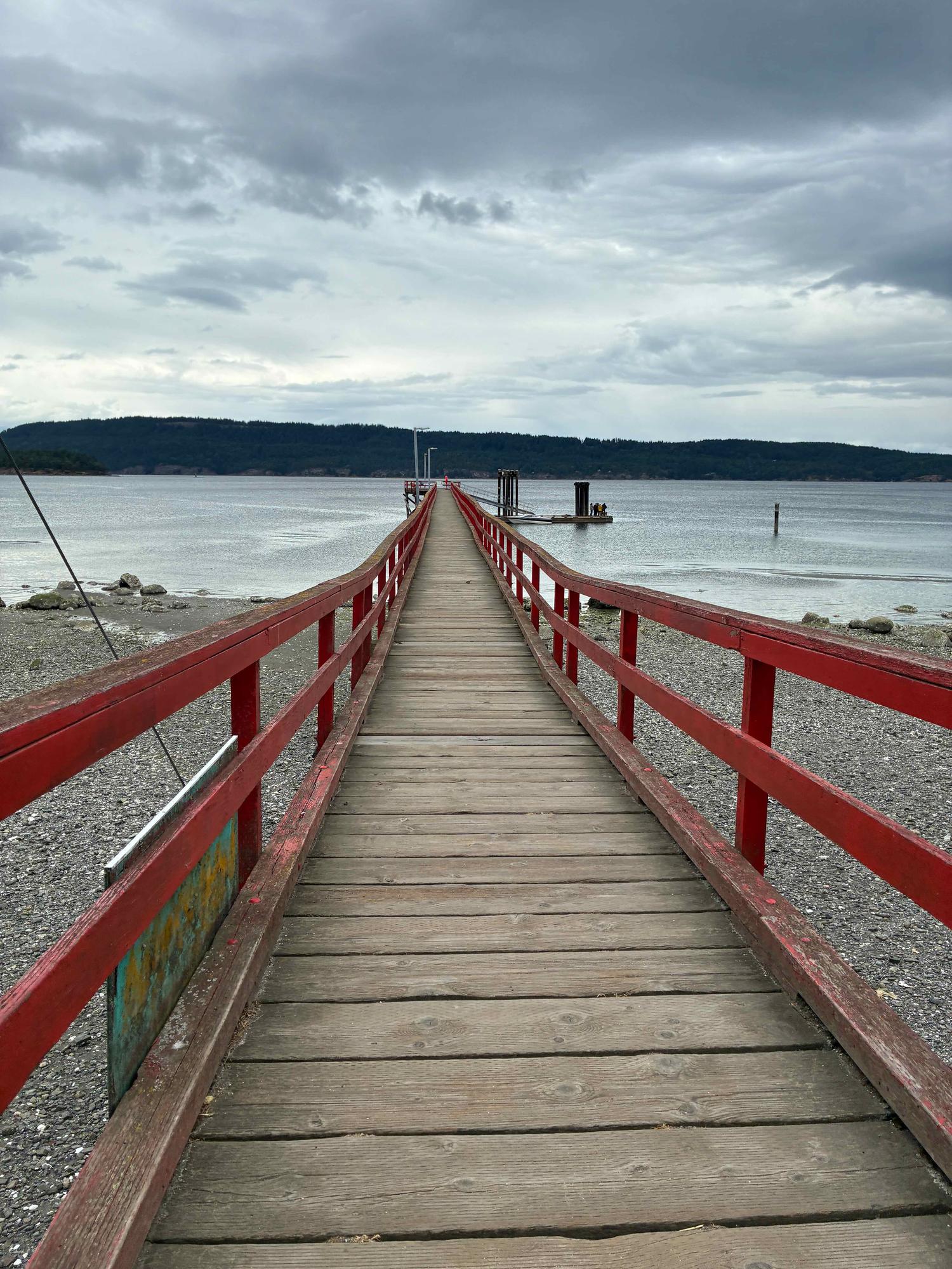 日本の神社を思わせるFernwood Point Beachの赤い桟橋