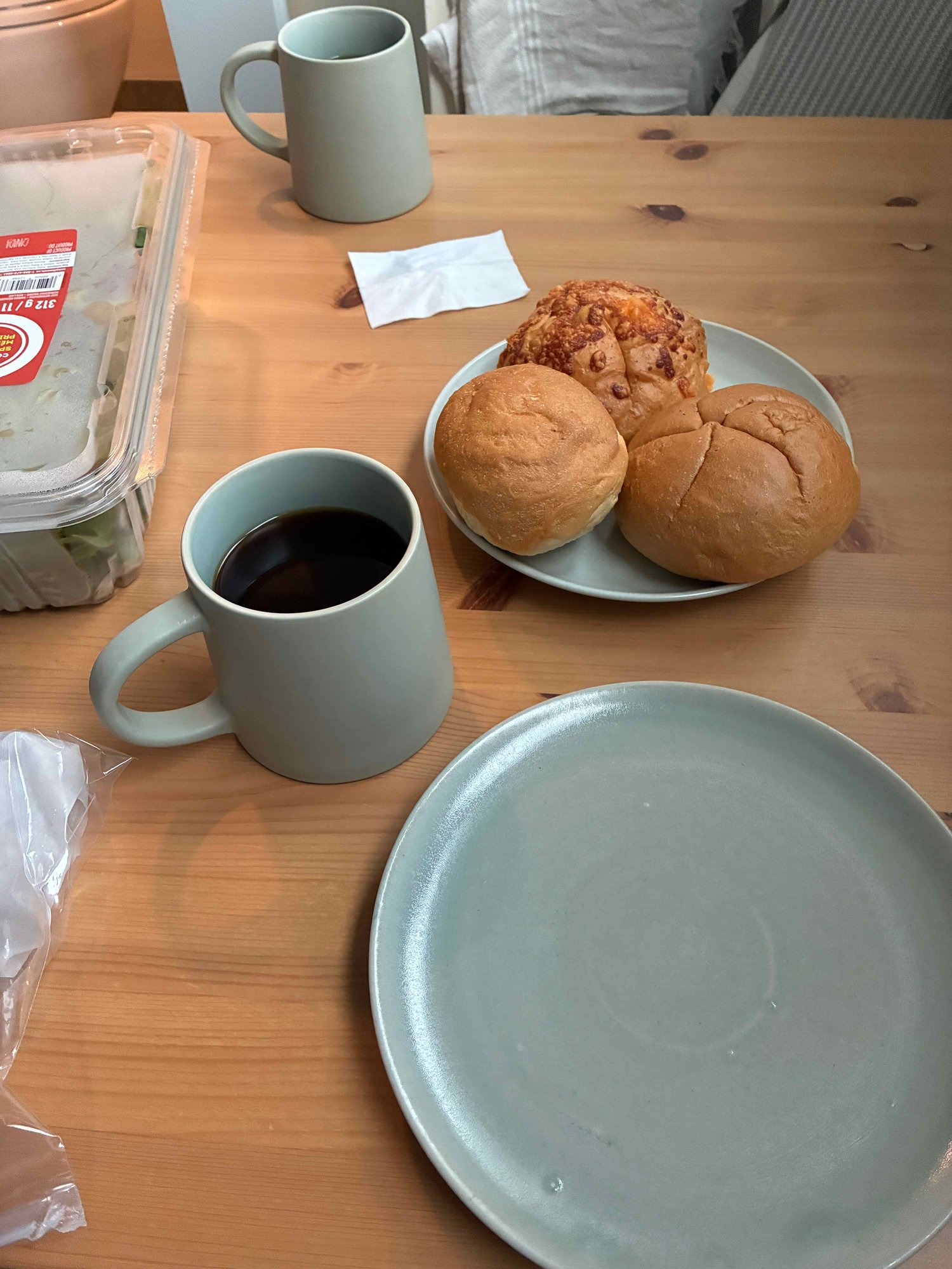 スーパーで買ったパンとハムで作った朝食