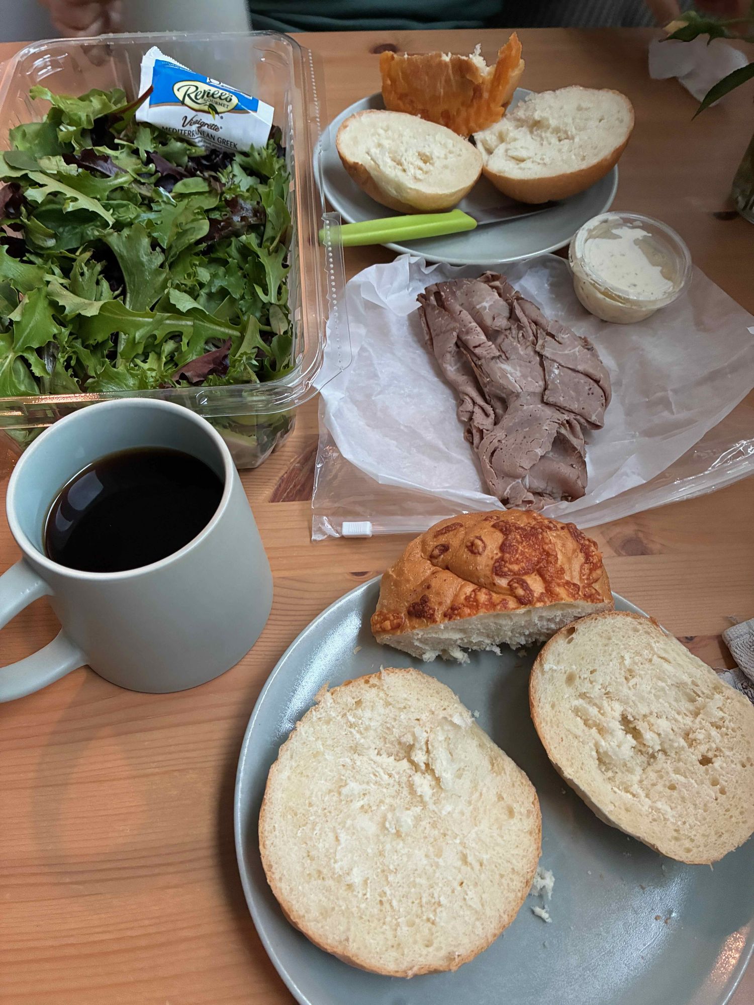 ベーカリーコーナーのパンとサラダの朝食