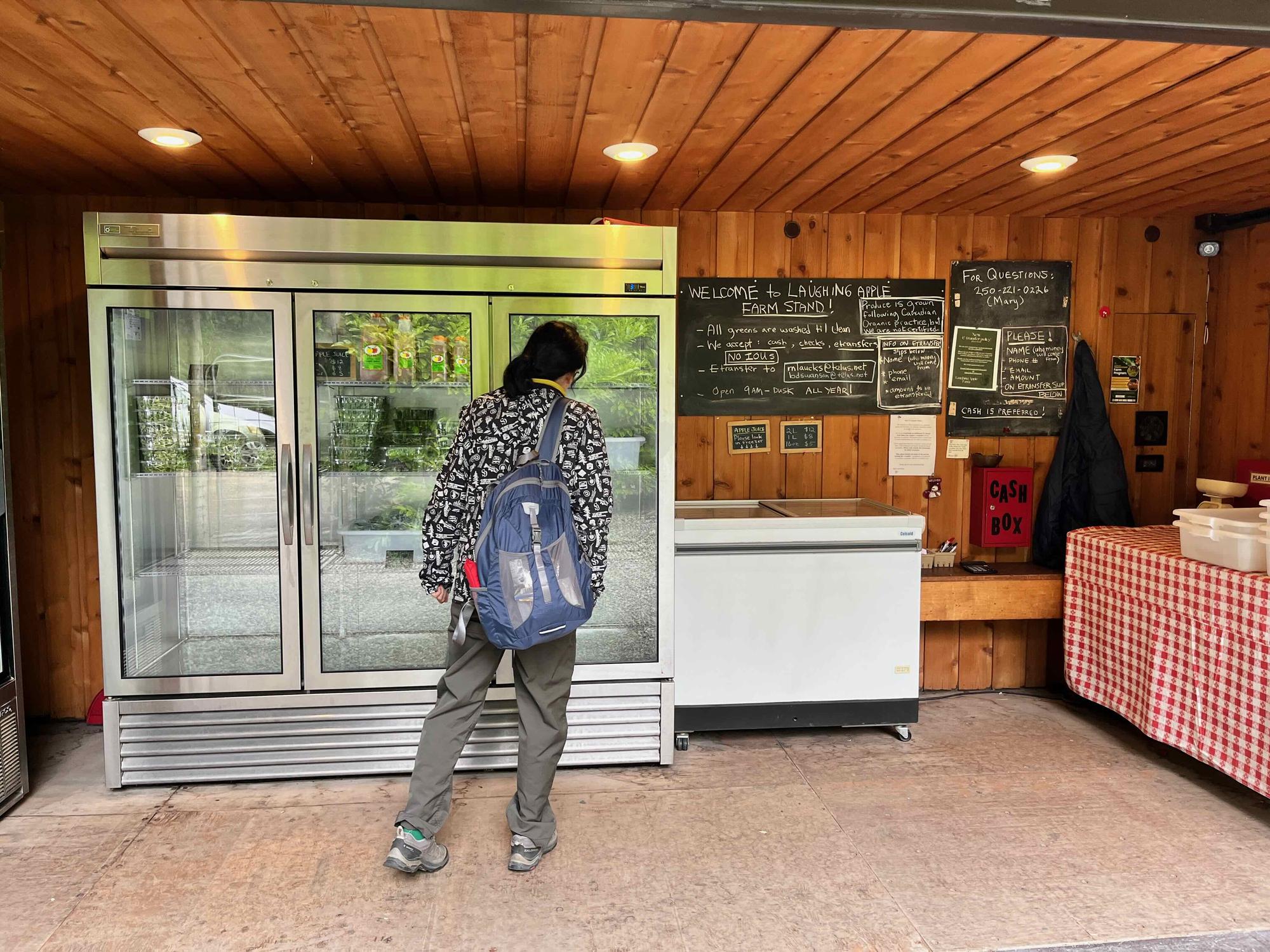 直売所に並ぶりんごジュースや野菜