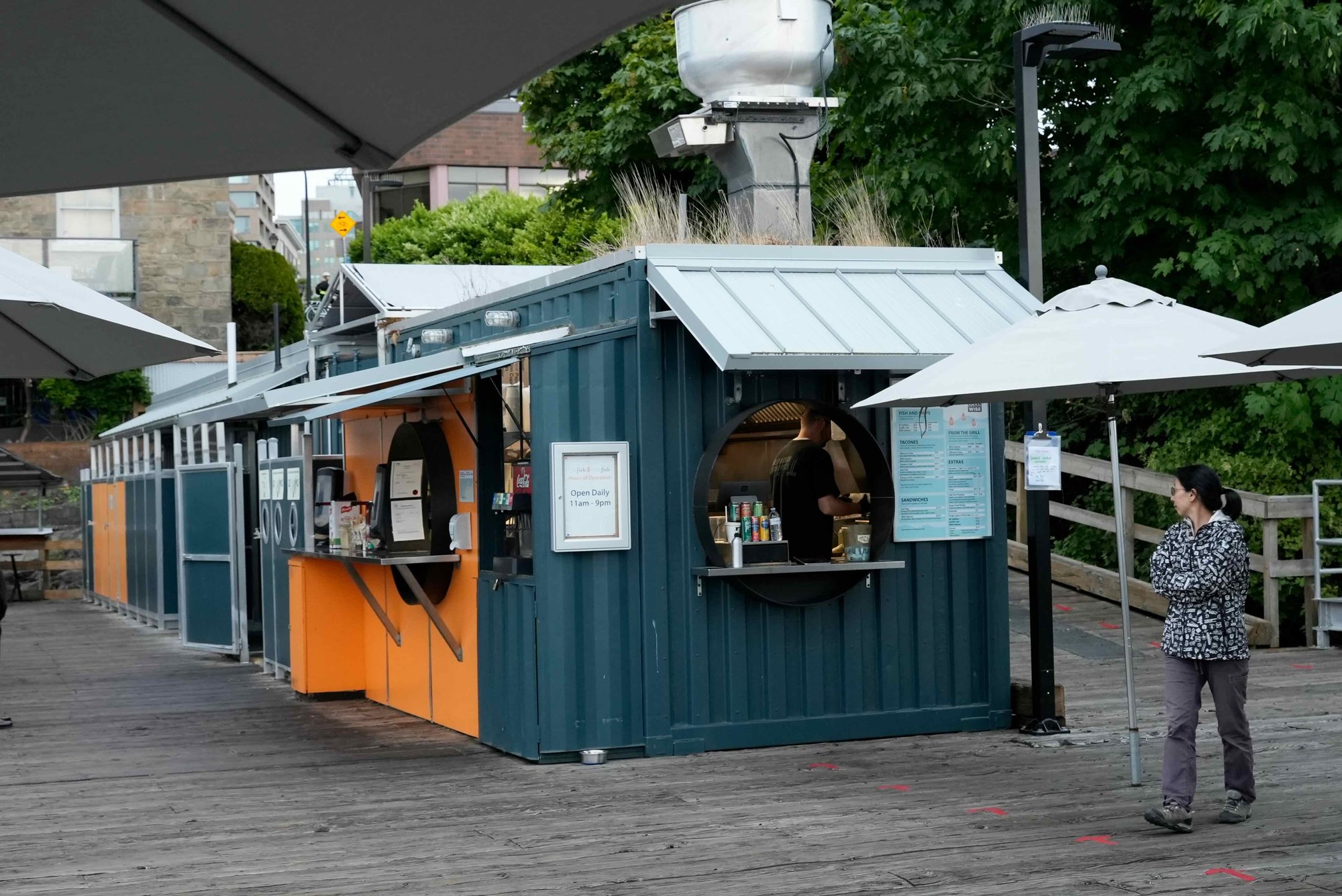 ビクトリア内港の桟橋の上に立つRed Fish Blue Fishのコンテナ店舗