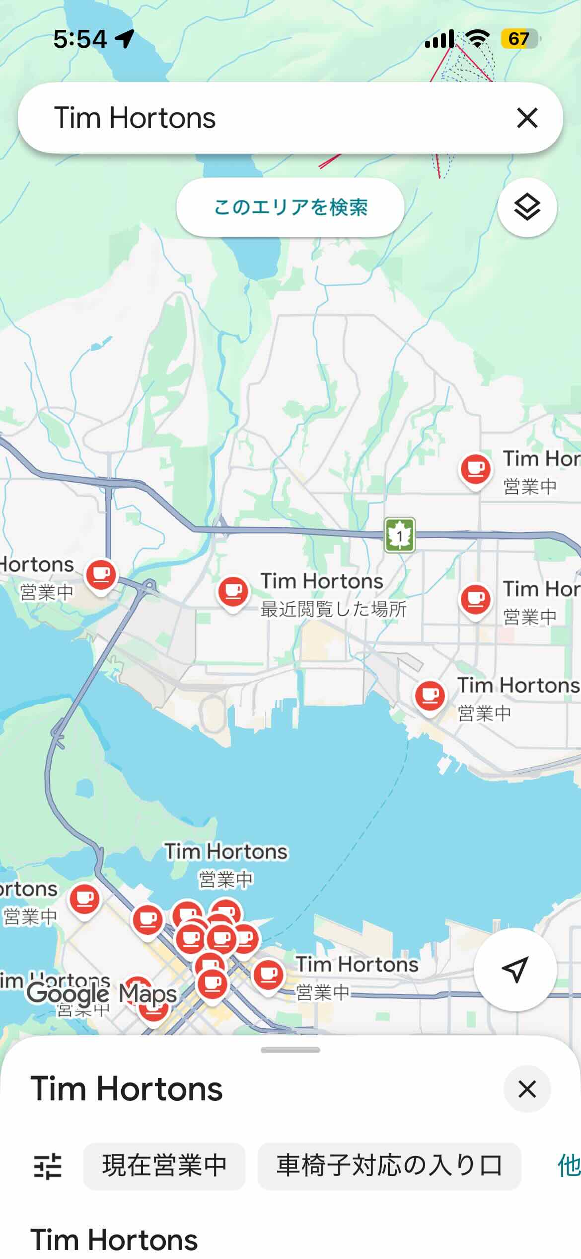 GoogleマップでTim Hortonsを検索した画面。営業中の店舗が地図にずらりと表示されている