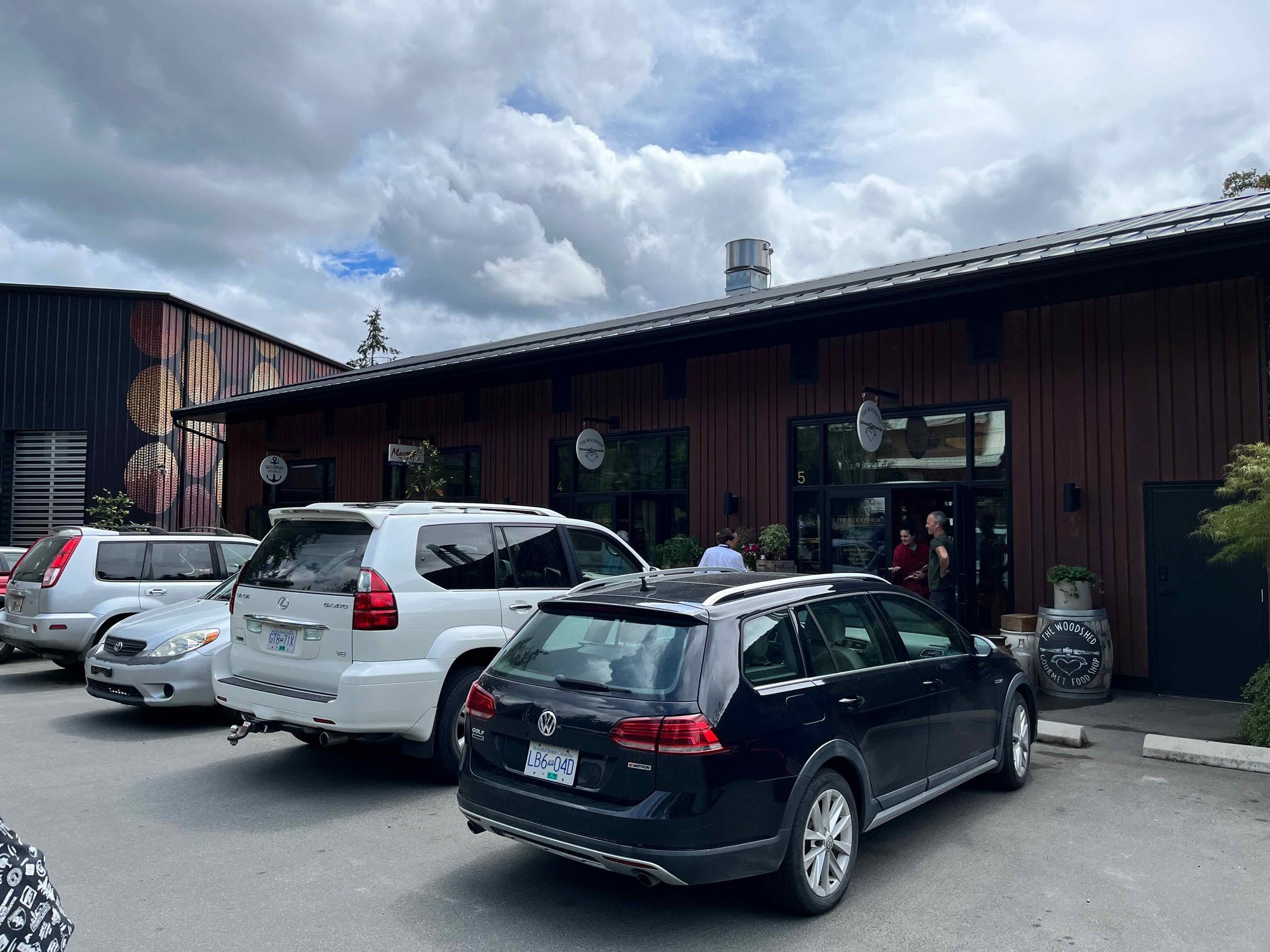 THE WOODSHEDやSalt Spring Kitchen Co.が入るおしゃれなグルメショップ