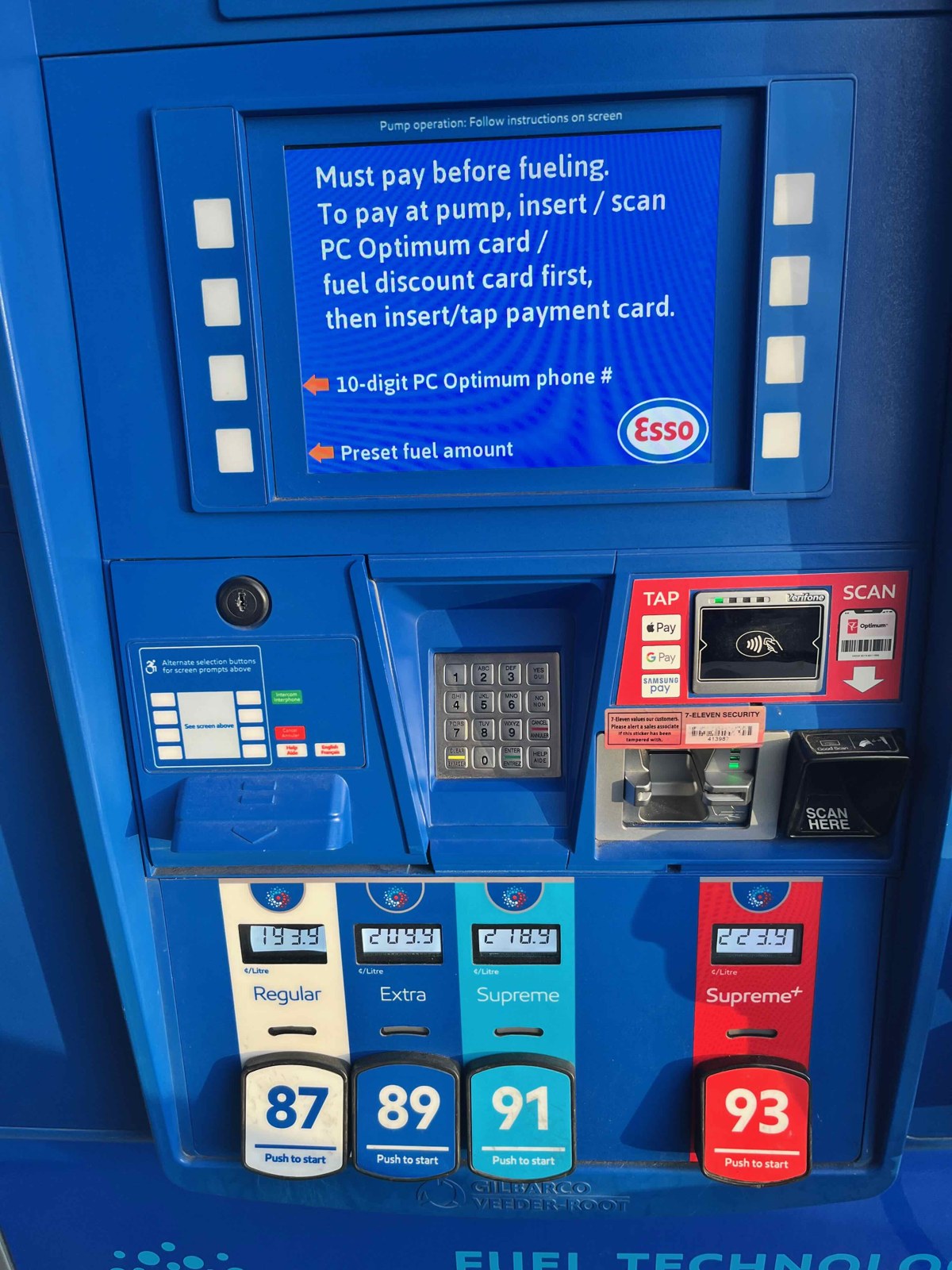 カナダEssoのセルフ給油機。画面にMust pay before fuelingと表示されている