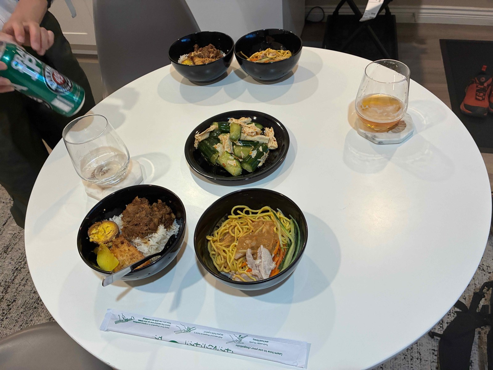 宿のテーブルに並んだT&Tの惣菜。角煮ごはん、和え麺、きゅうりの和え物など