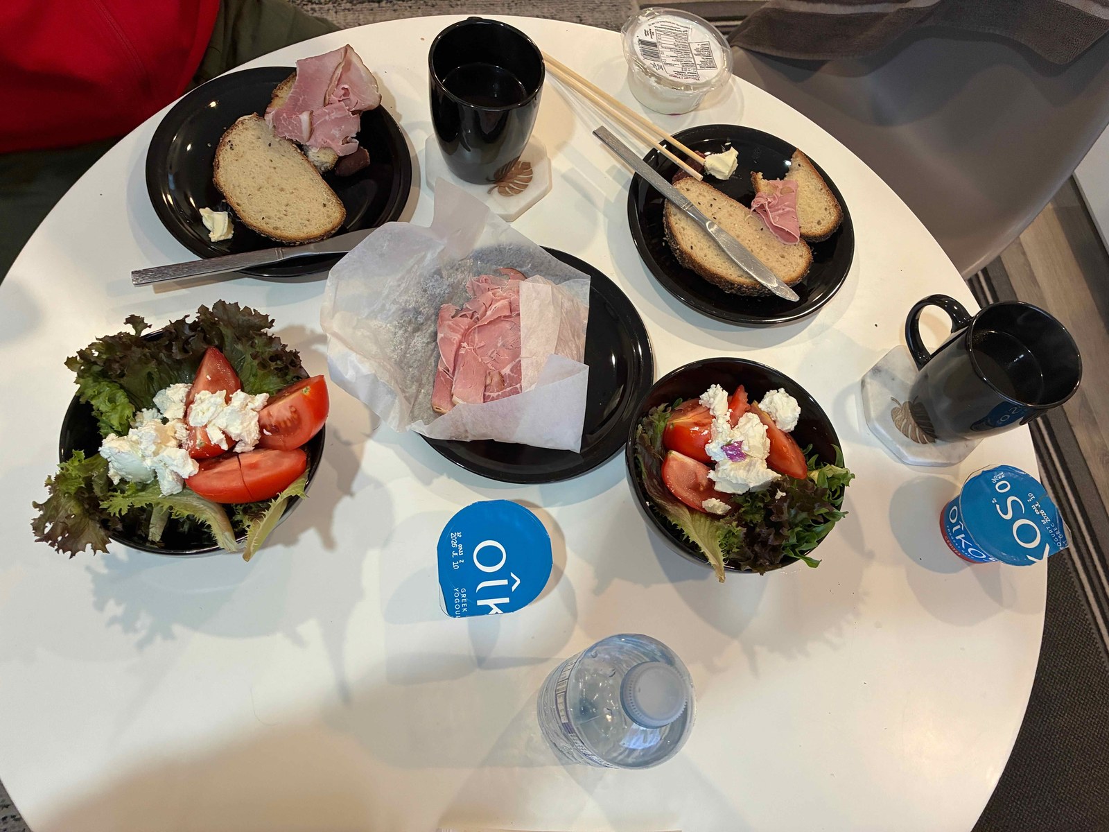 宿のテーブルに並んだ朝食。パン、チーズ、ハム、コーヒーが並ぶ豪華な朝食セット