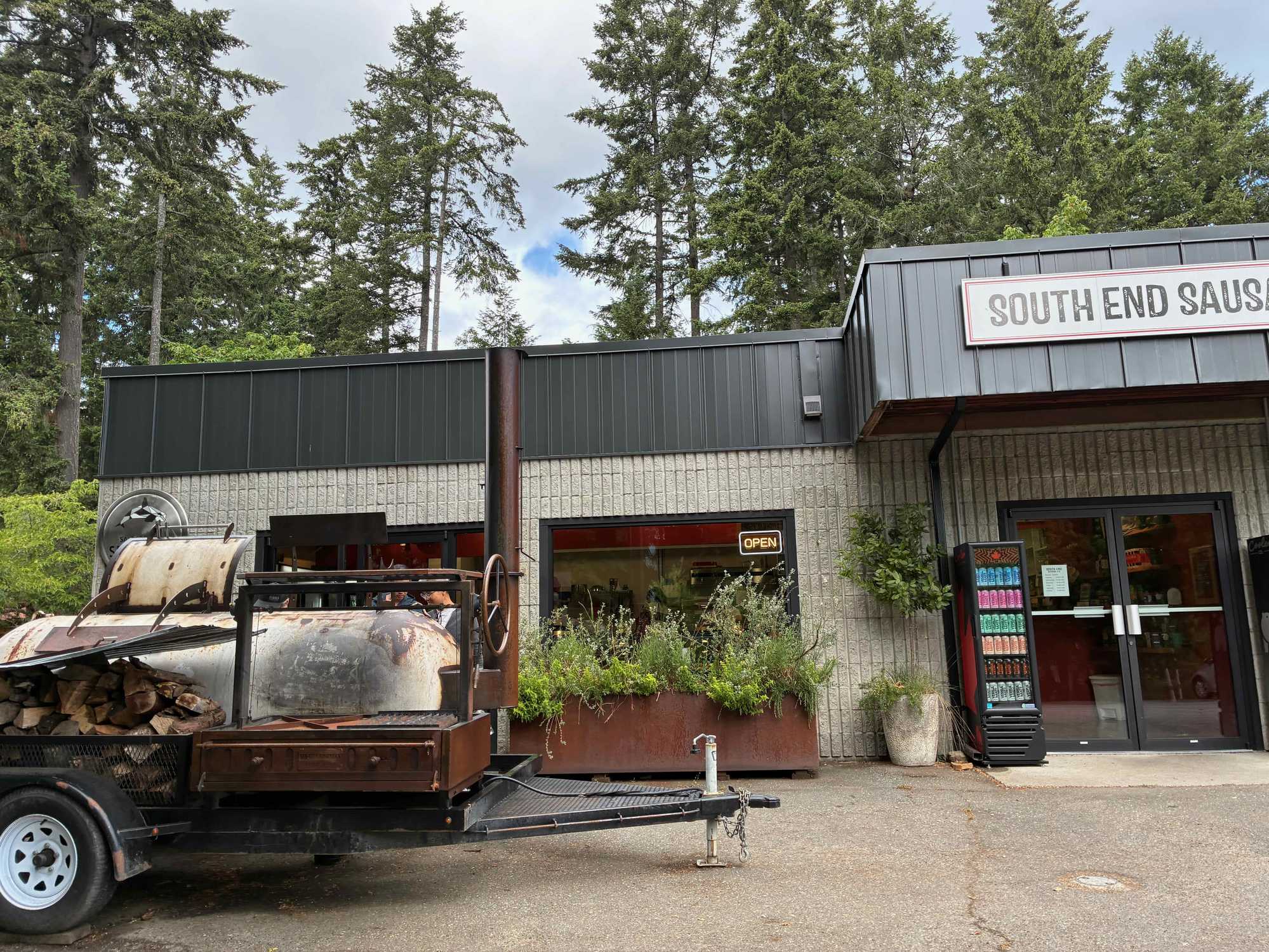 South End Sausageの店内に並ぶハムやソーセージ