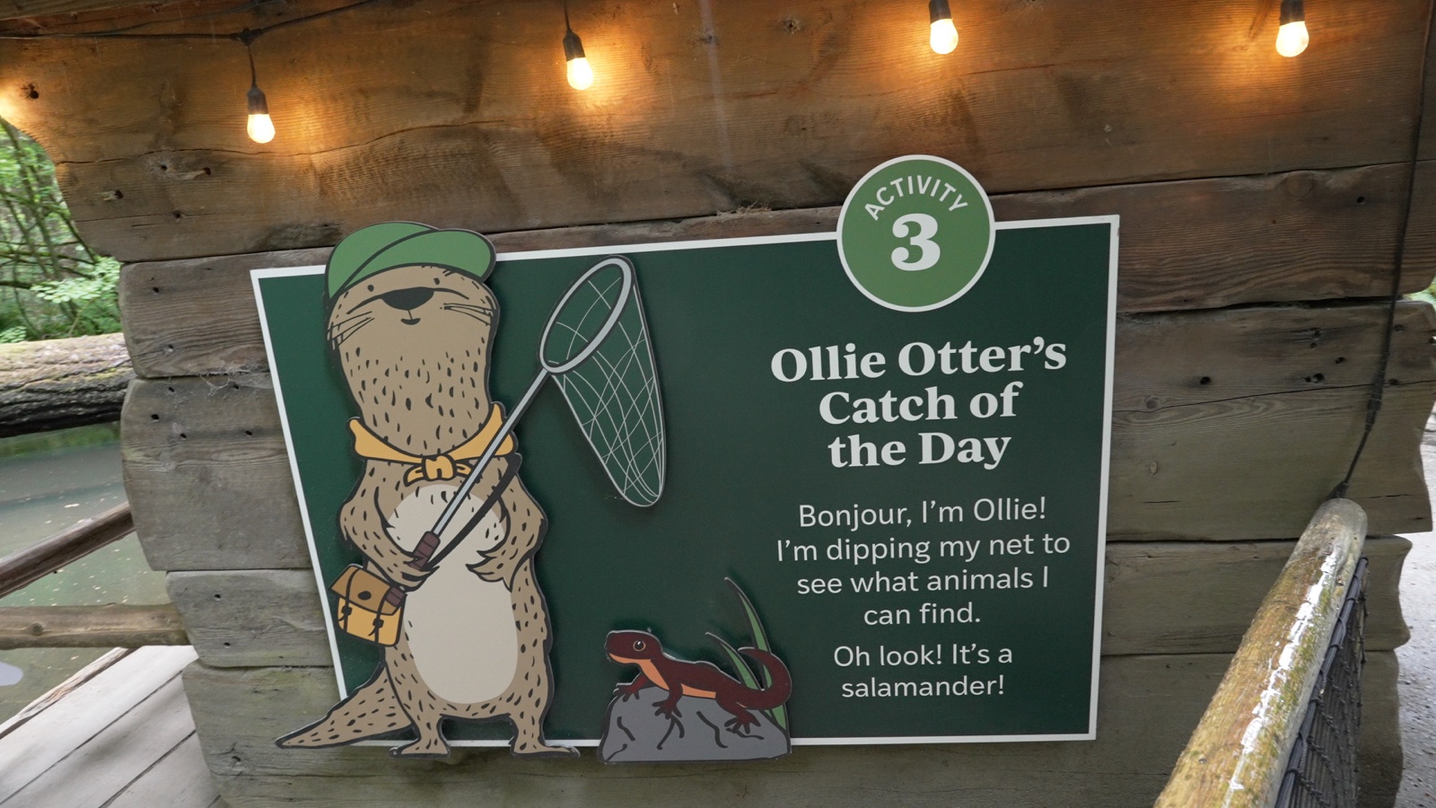 園内にあった子ども向けアクティビティの解説板「Ollie Otter's Catch of the Day」
