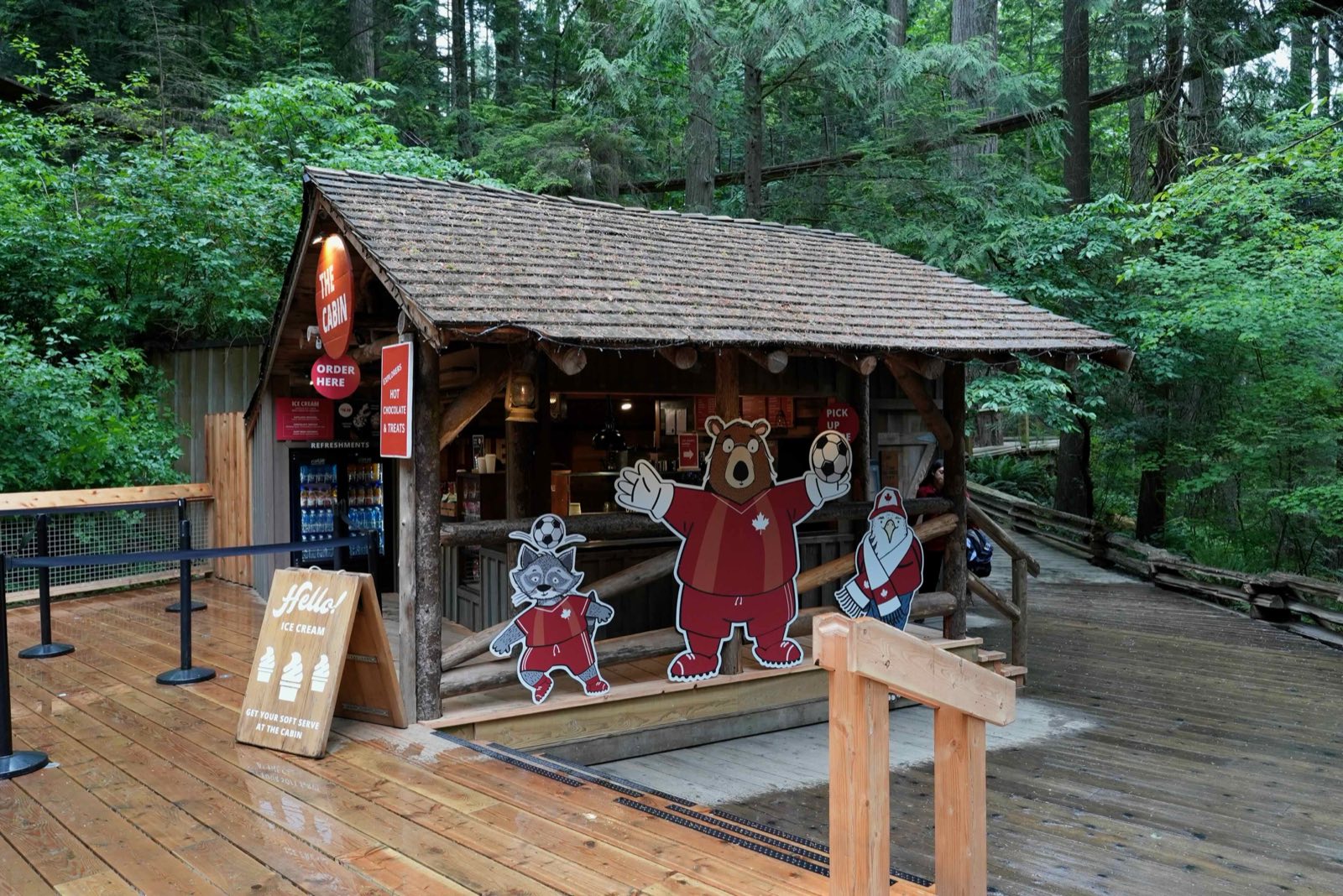 The Cabinの売店。ORDER HEREの看板とアイスクリーム・ホットチョコレートのメニュー、ワールドカップマスコットの装飾