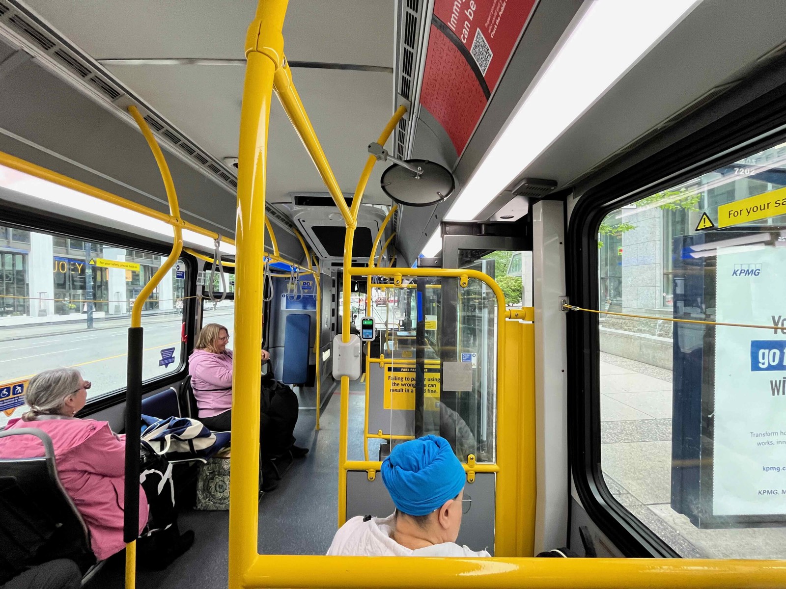 バンクーバーの市バスの車内。乗車時にカードをタッチする読み取り機