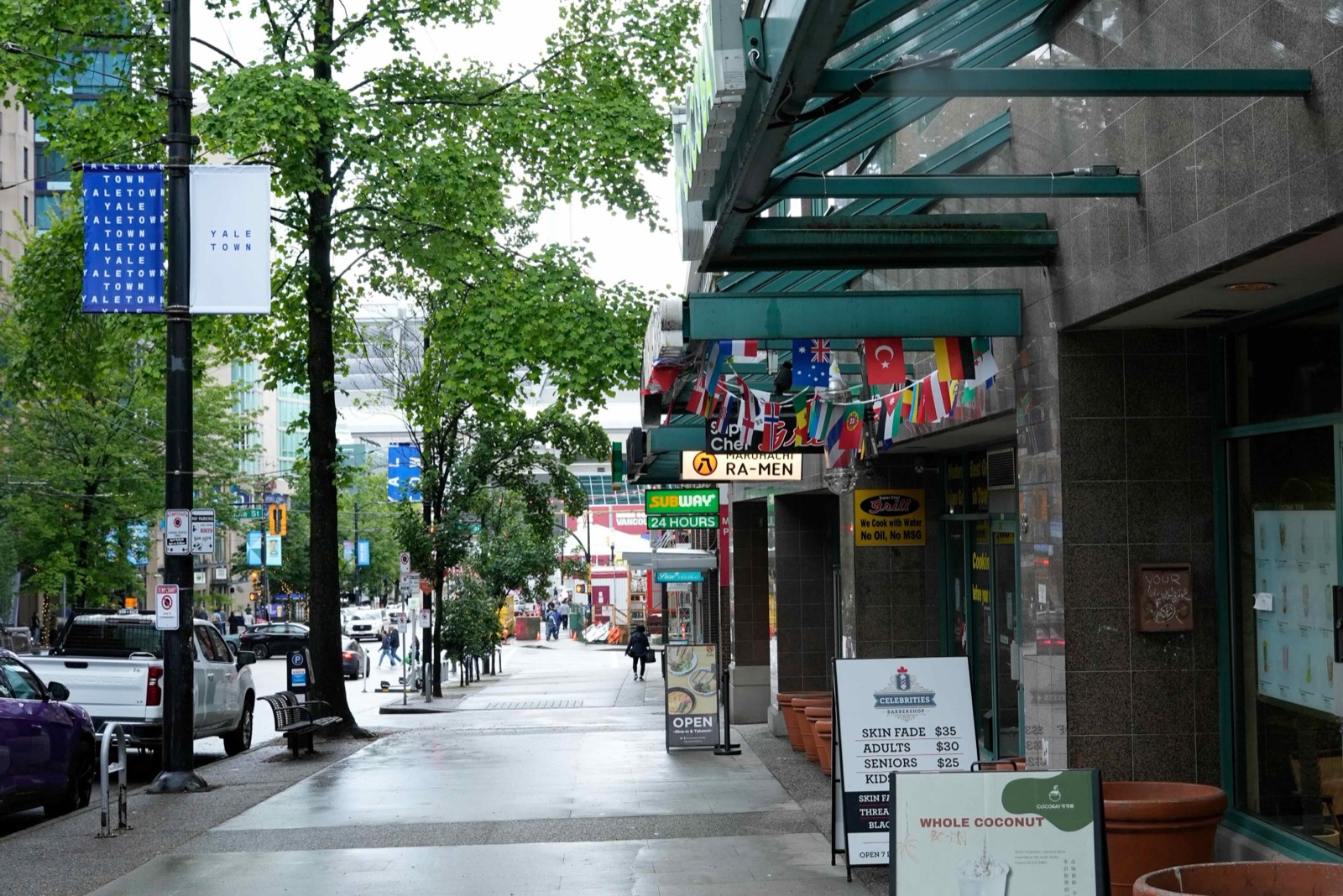 ラーメン店など日本食の店が並ぶバンクーバーのダウンタウンの通り