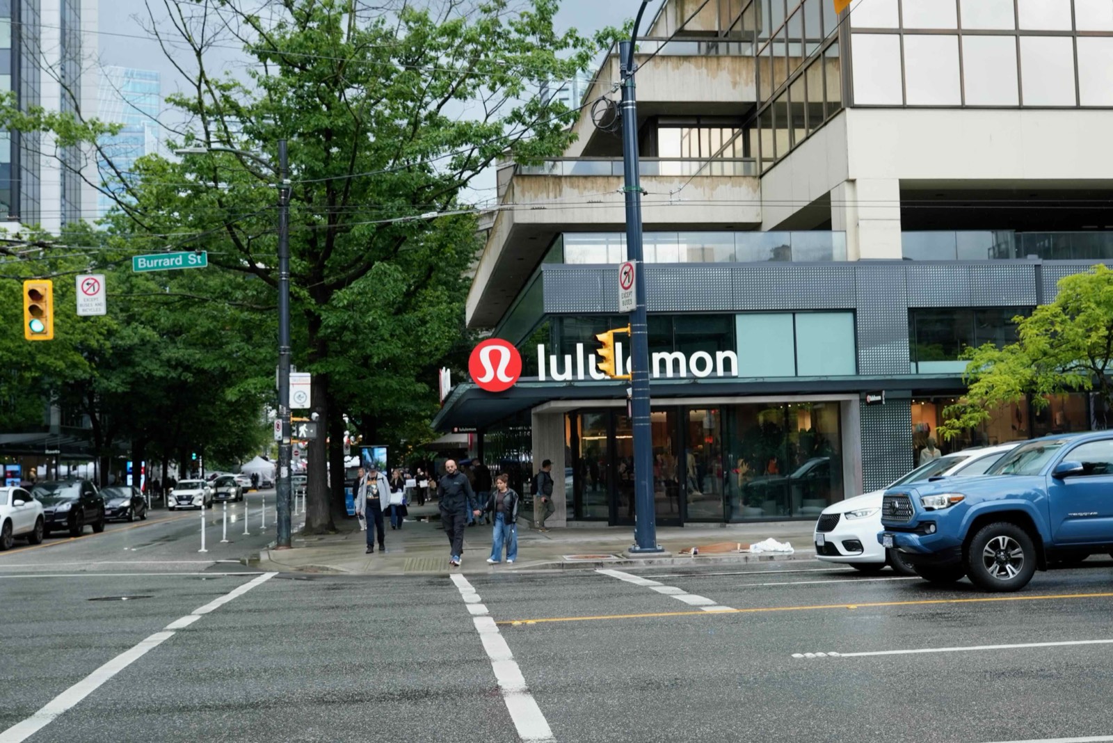 バラード通りに面したルルレモン(lululemon)バンクーバー店の外観