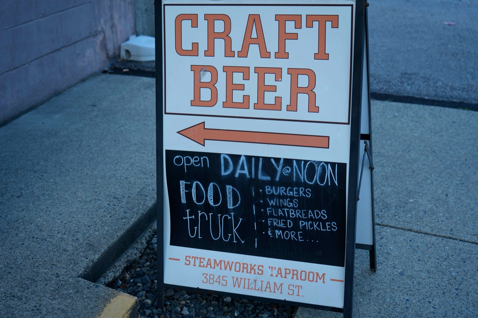 スチームワークス・タップルームの「CRAFT BEER」と書かれた立て看板