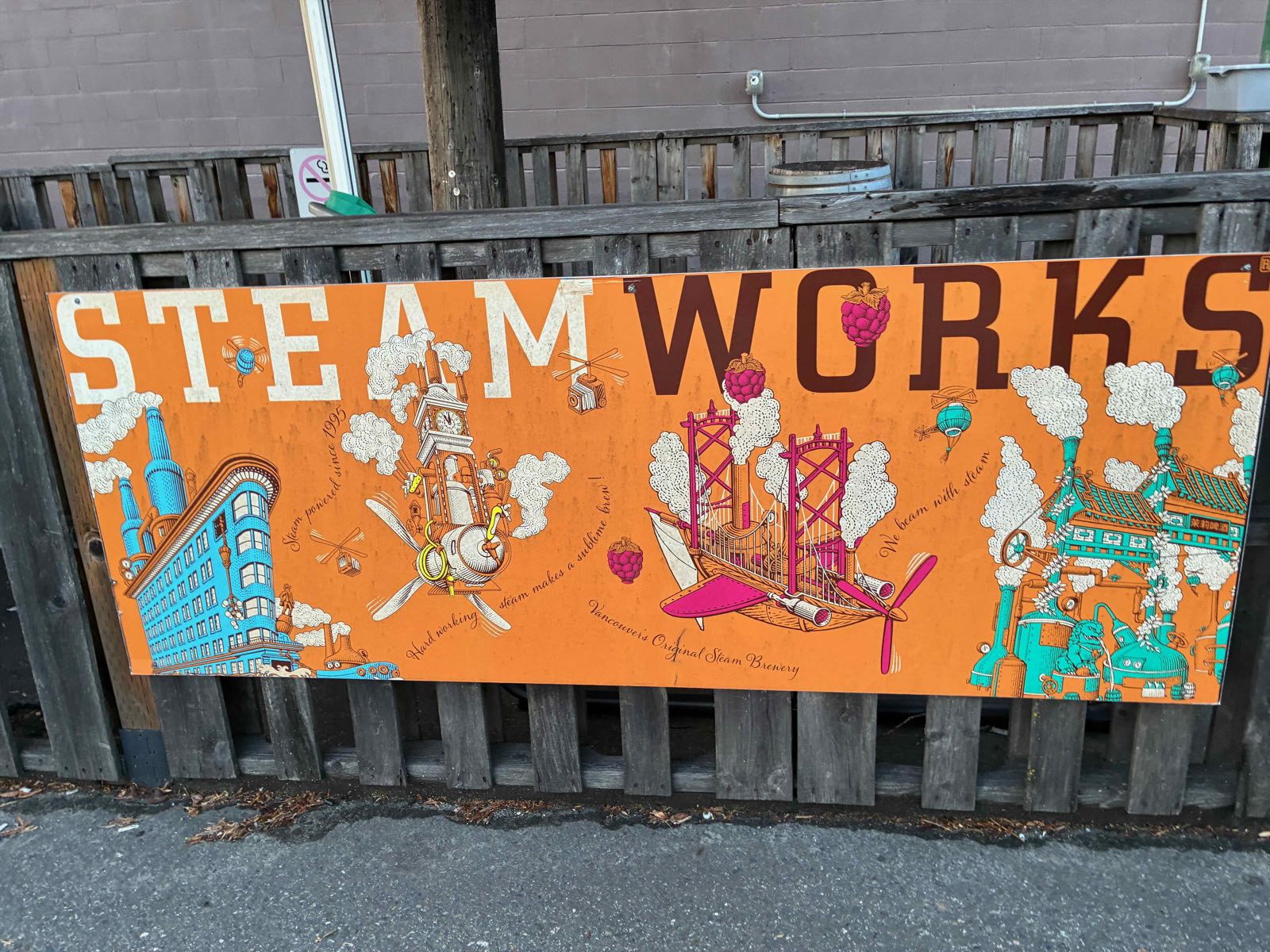 「Steam powered since 1995」と書かれたスチームワークスの看板