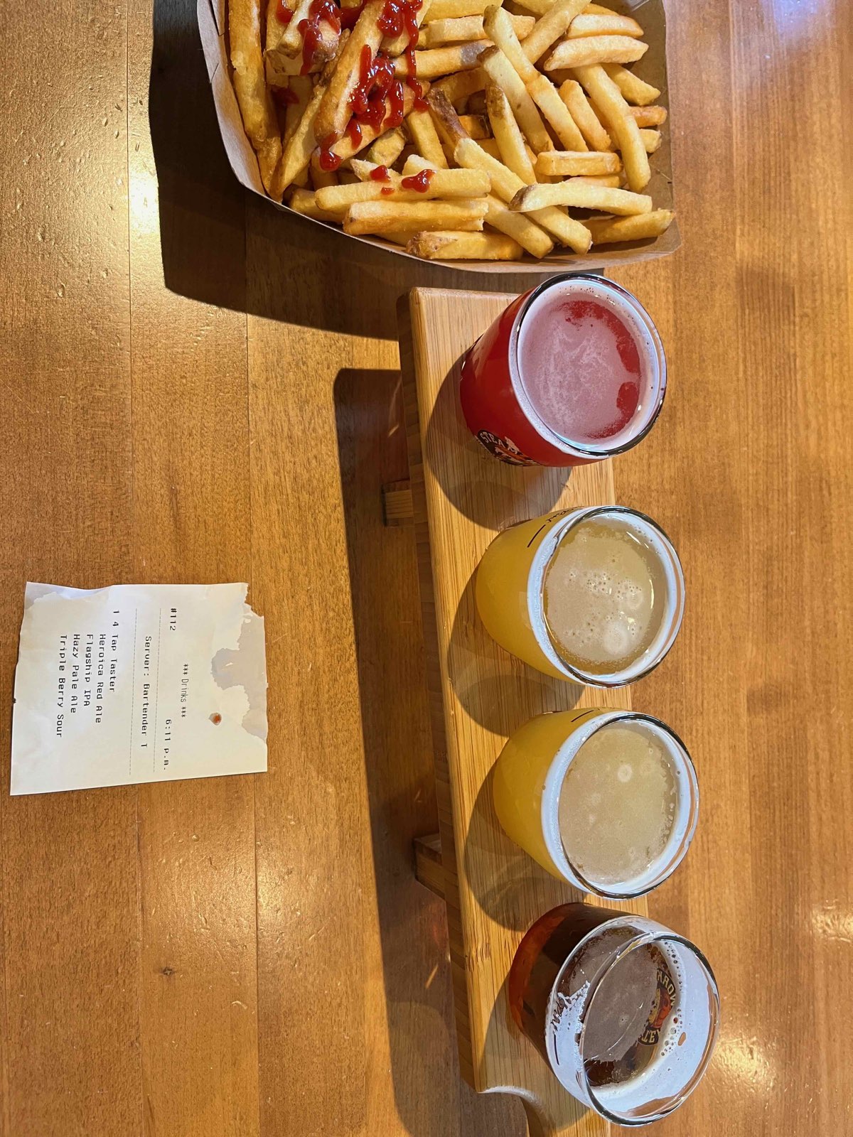 スチームワークスの4種飲み比べフライトとケチャップをかけたフライドポテト