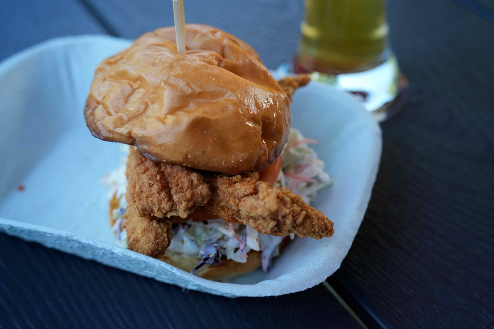 ザクザクの衣のチキンとコールスローがたっぷり入ったチキンバーガー
