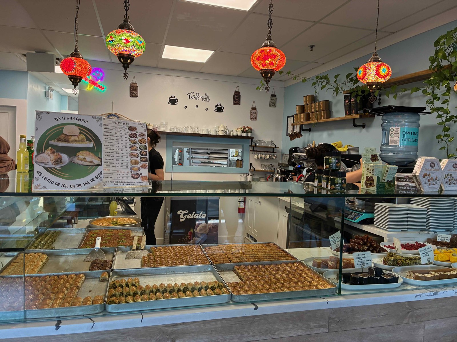 ピスタチオを使った中東系のお菓子が並ぶバンクーバーのお菓子屋さんのショーケース