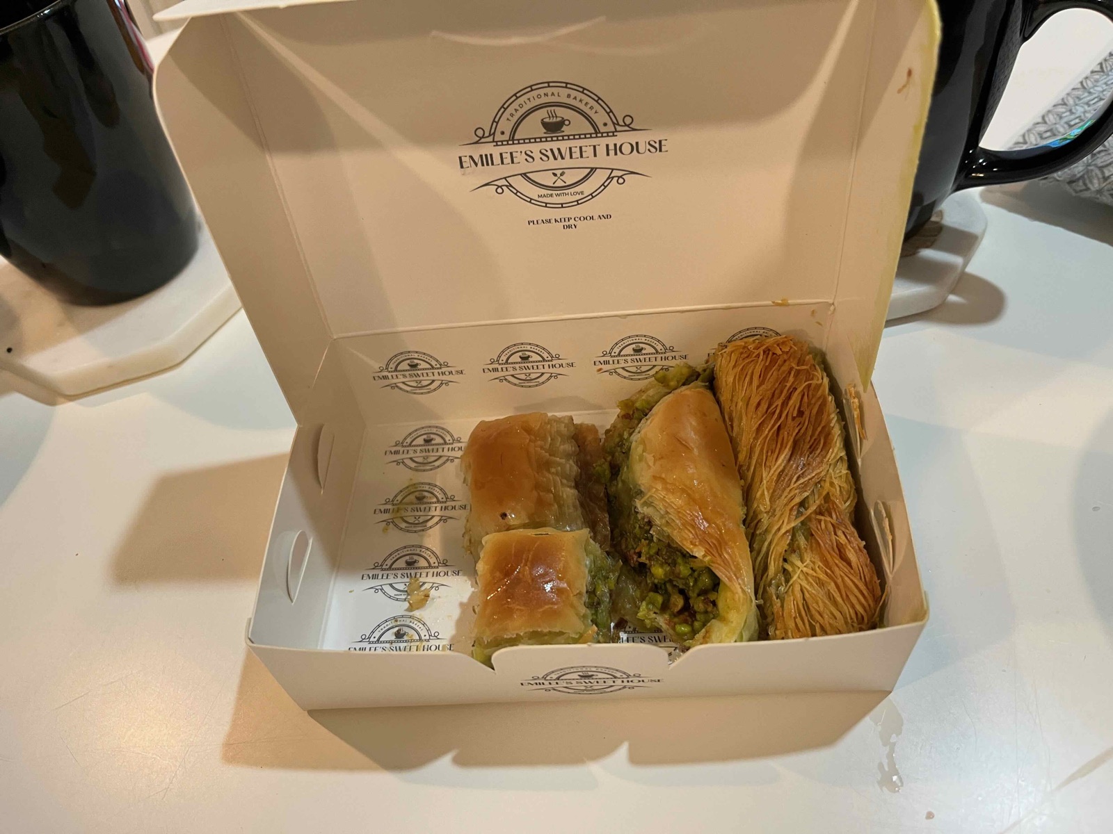 Emilee's Sweet Houseの箱に入ったピスタチオのバクラヴァ
