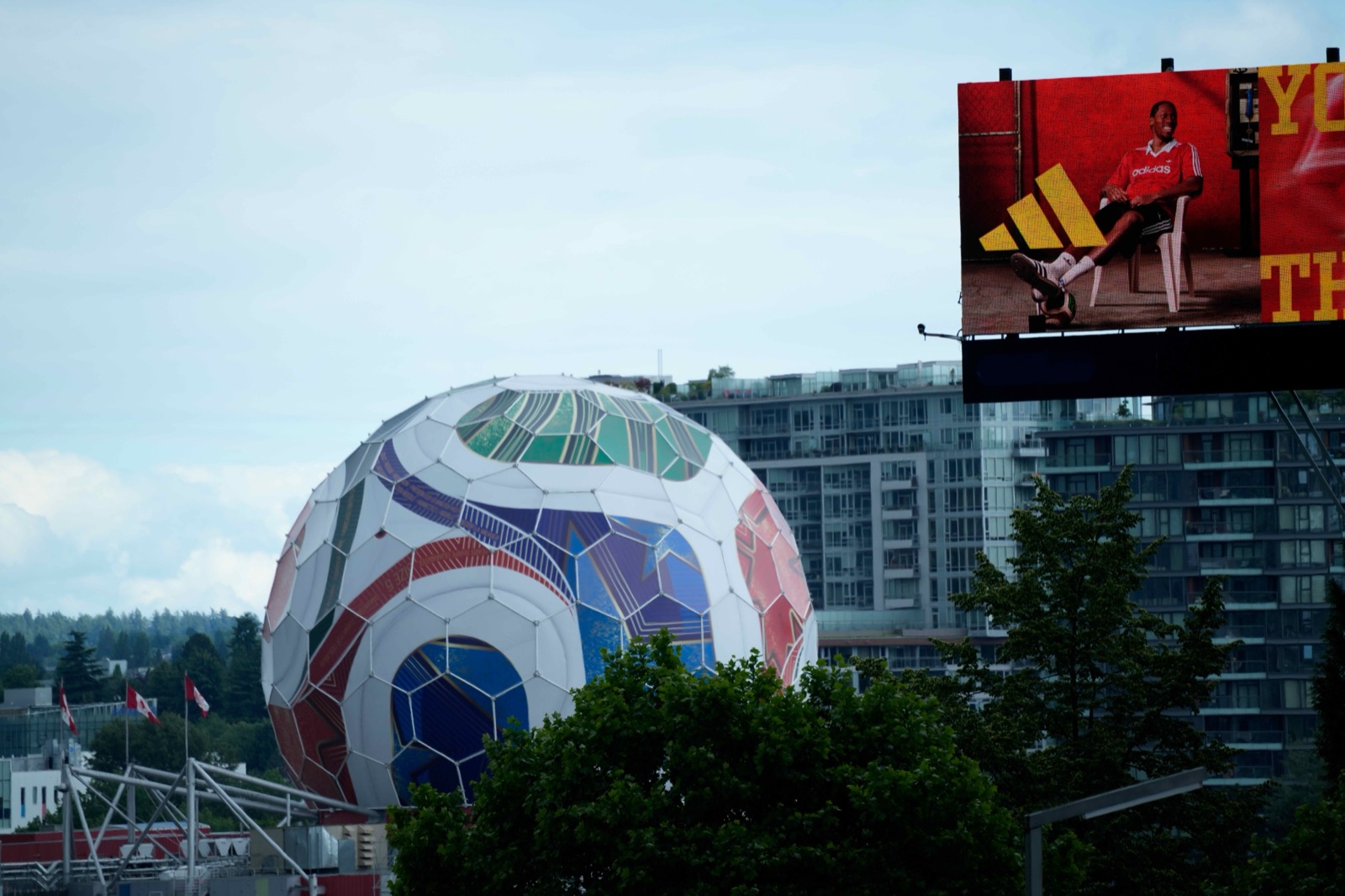 サッカーボール柄に装飾されたバンクーバーのサイエンスワールドの球体建築