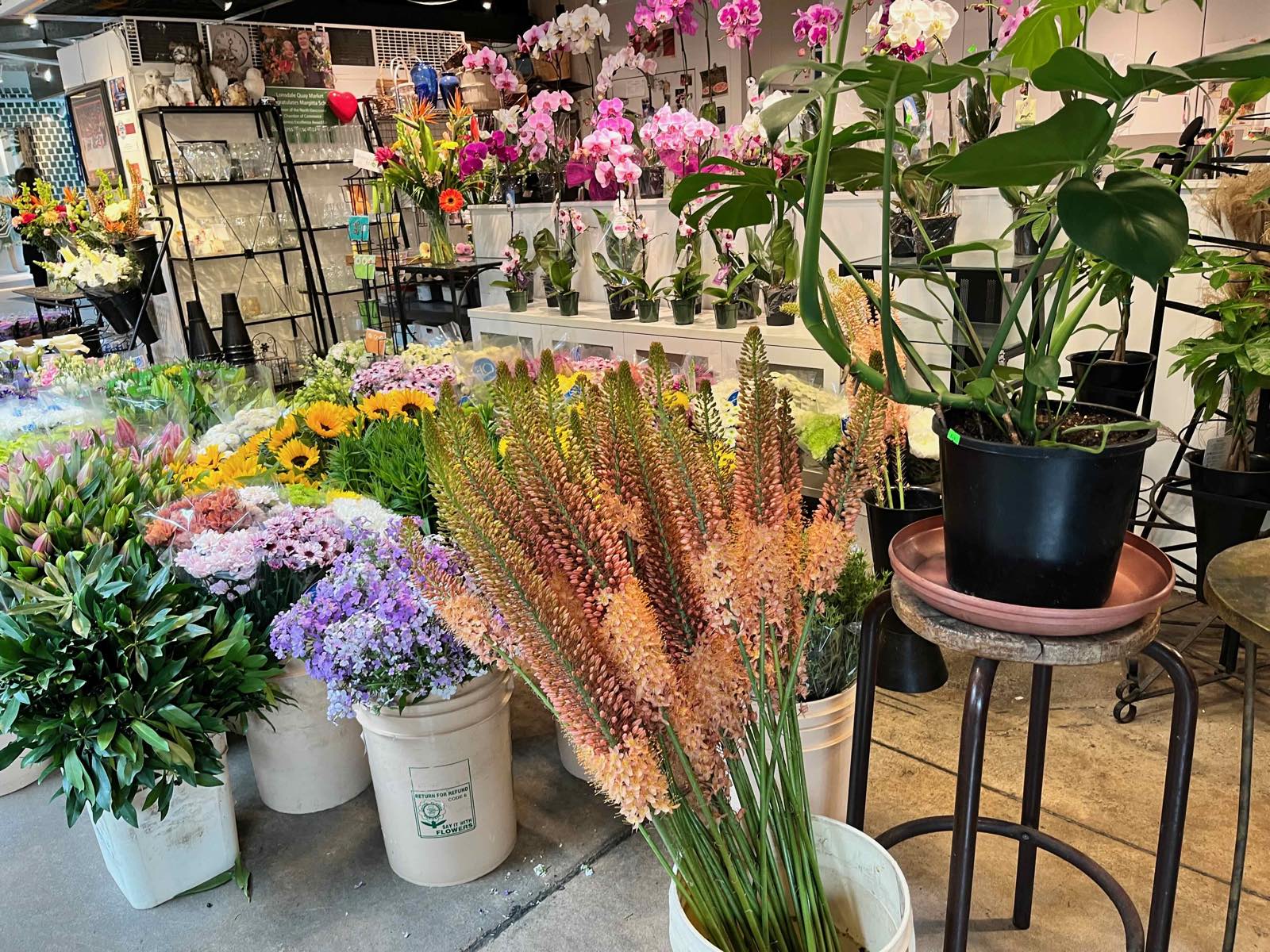マーケット内の花屋