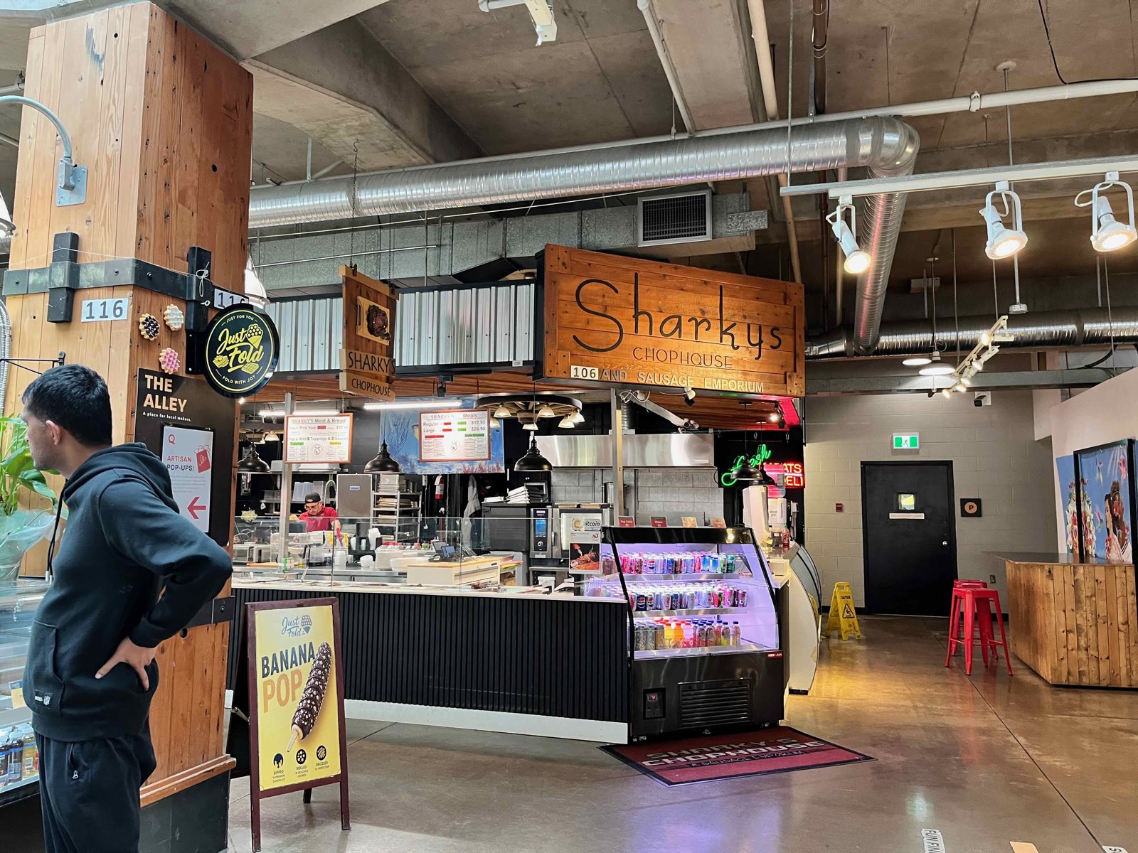 マーケット106番の Sharky's Chophouse
