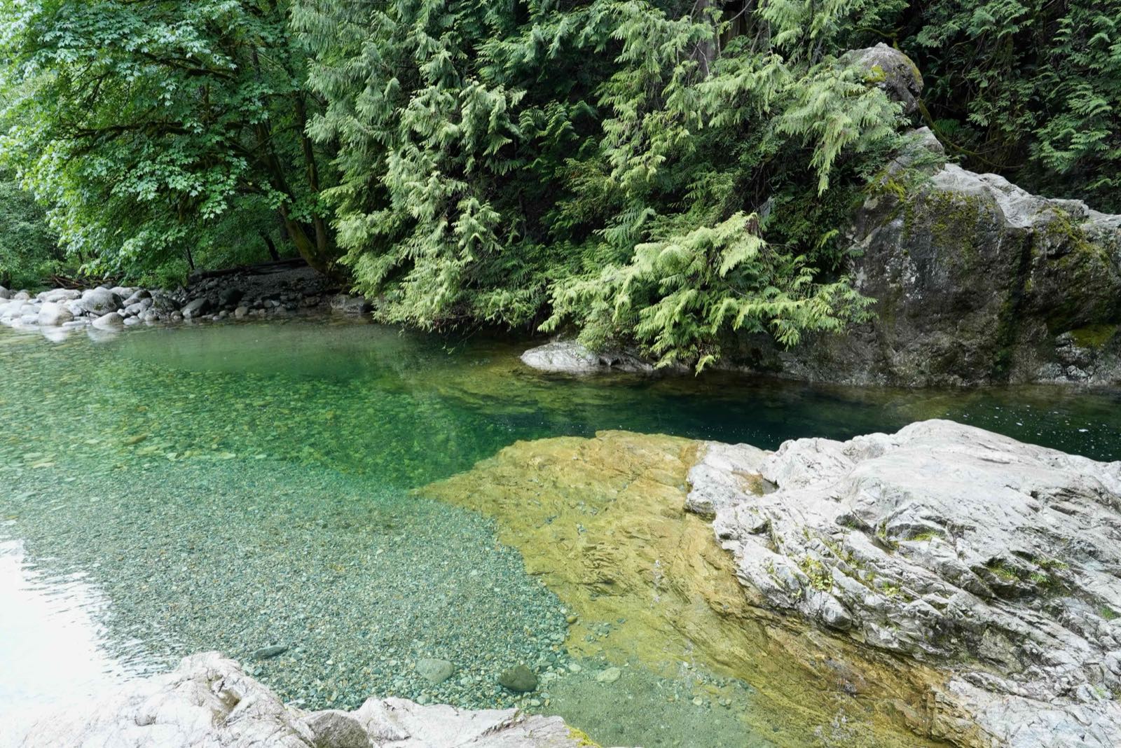 リンキャニオンの30 Foot Pool。エメラルドグリーンの透き通った水が岩の間に広がる