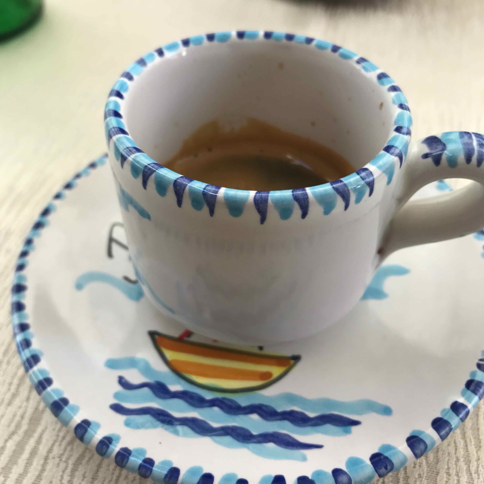 手描きの陶器のカップで出てきたエスプレッソ