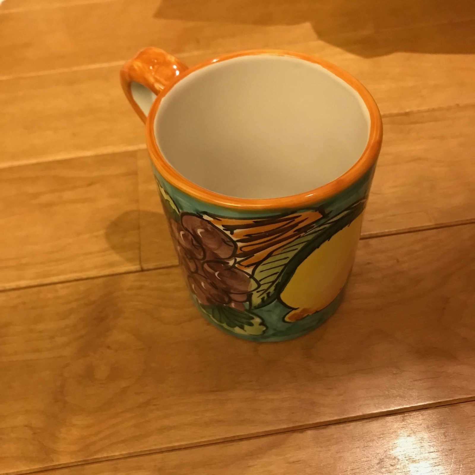 レモンとぶどうが手描きされたビエトリ陶器のマグカップ