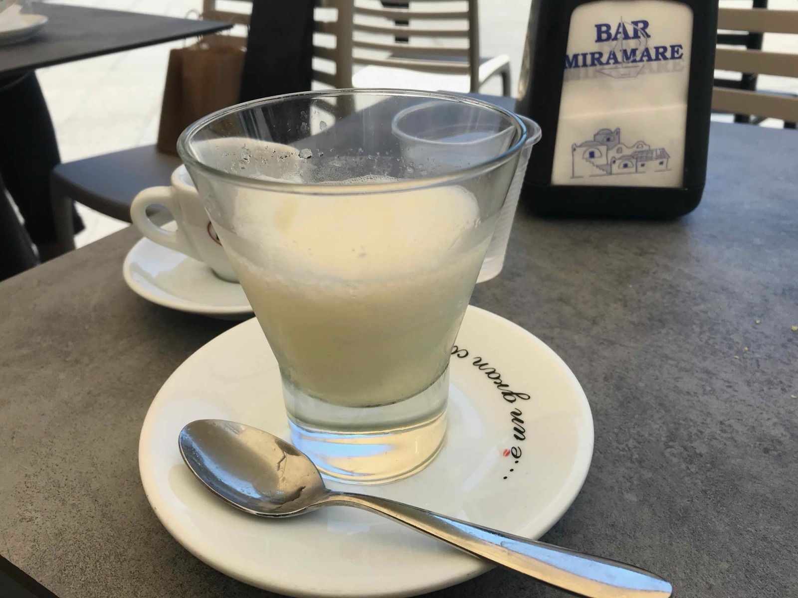 レモンのグラニータ。凍らせたレモンのシャーベット状の飲み物