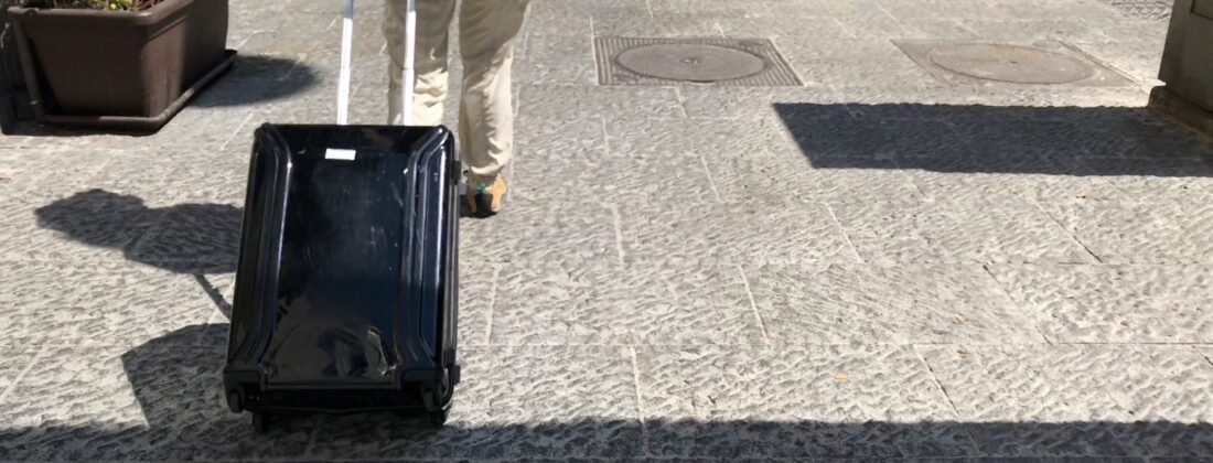 石畳の道でスーツケースを引いて歩いているところ