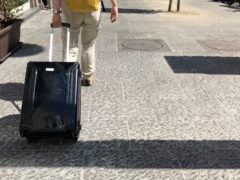 石畳の道でスーツケースを引いて歩いているところ